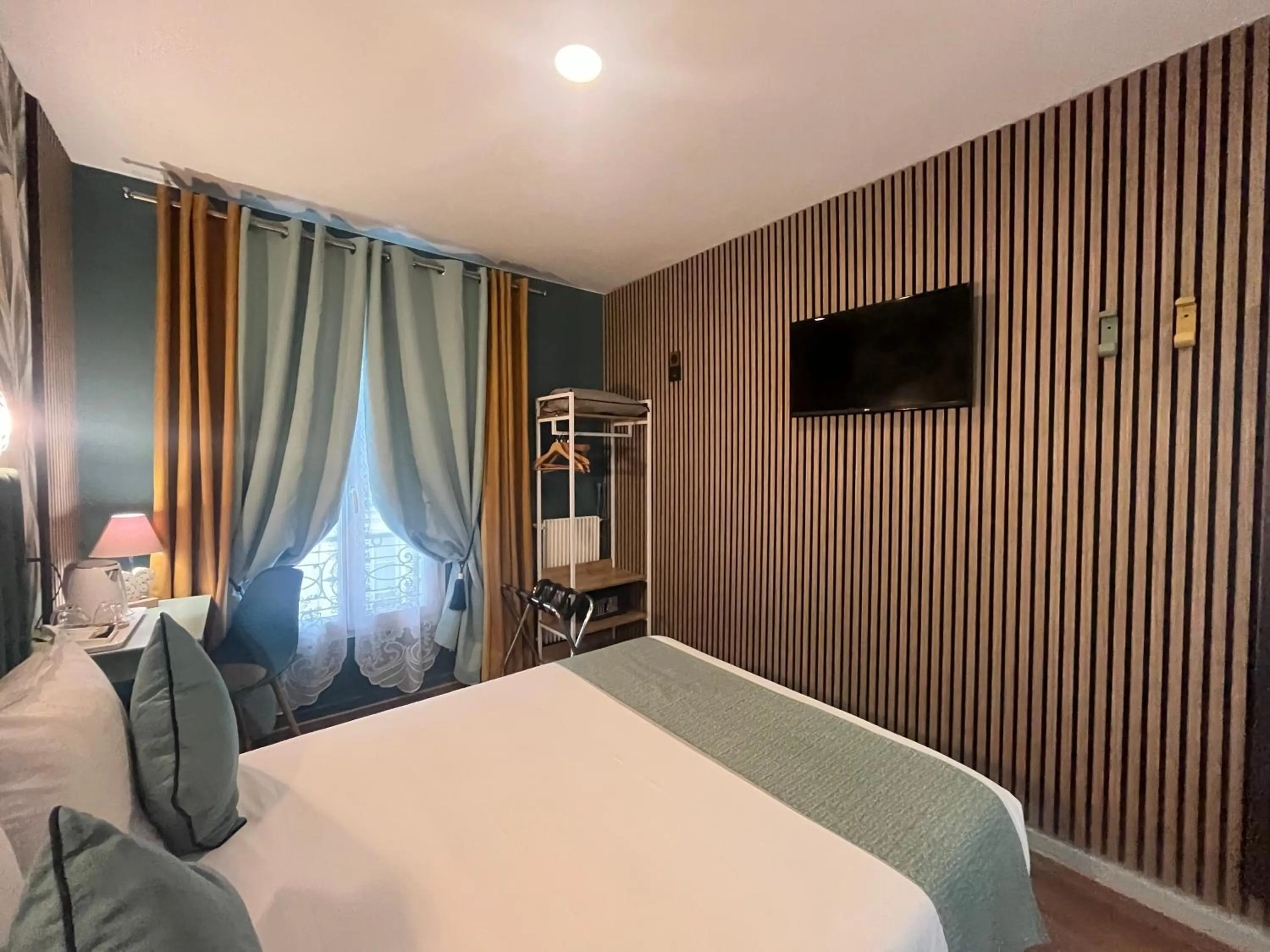 Shower, Bed in Hotel de Belfort