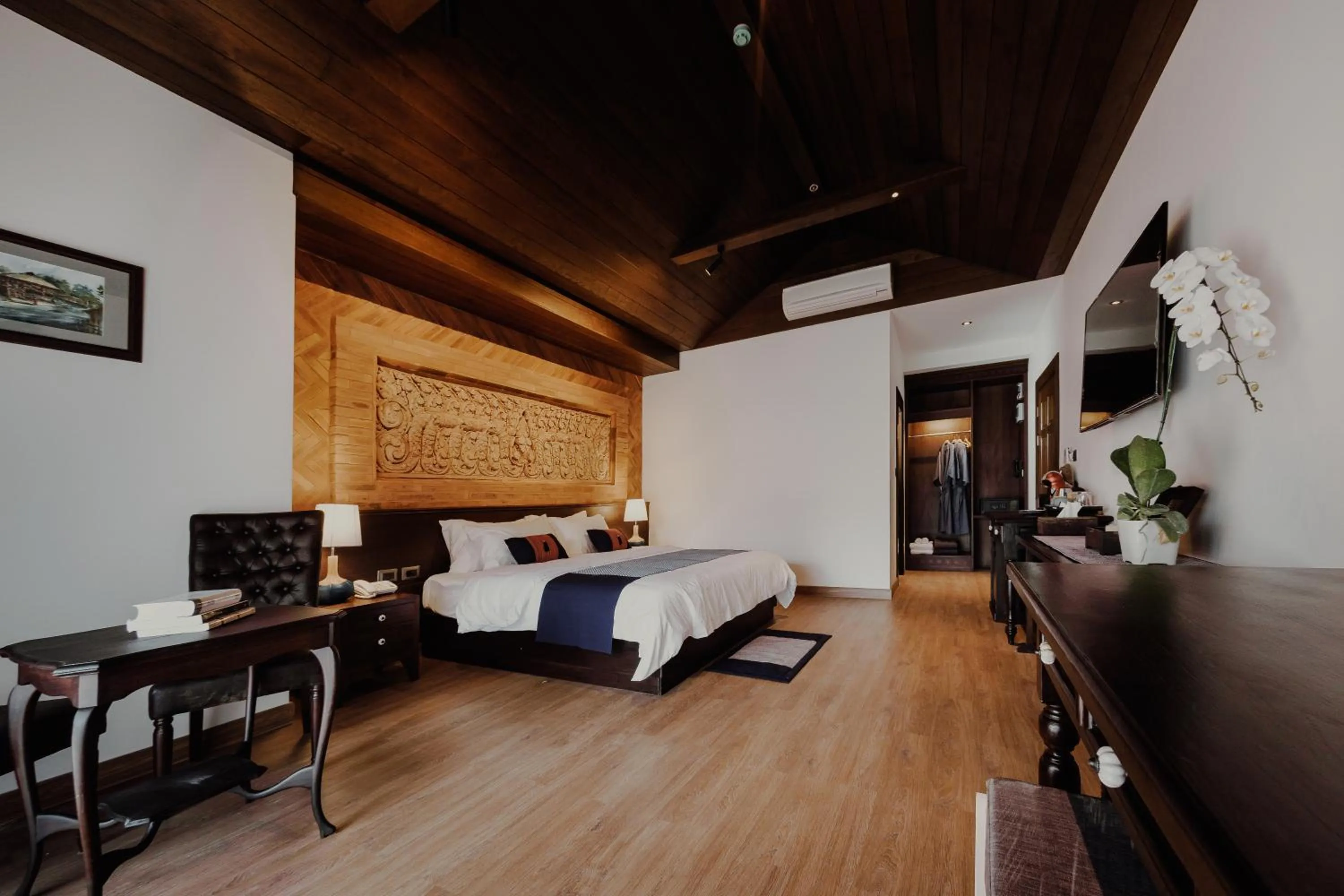 Photo of the whole room, Bed in Phor Liang Meun Terracotta Arts