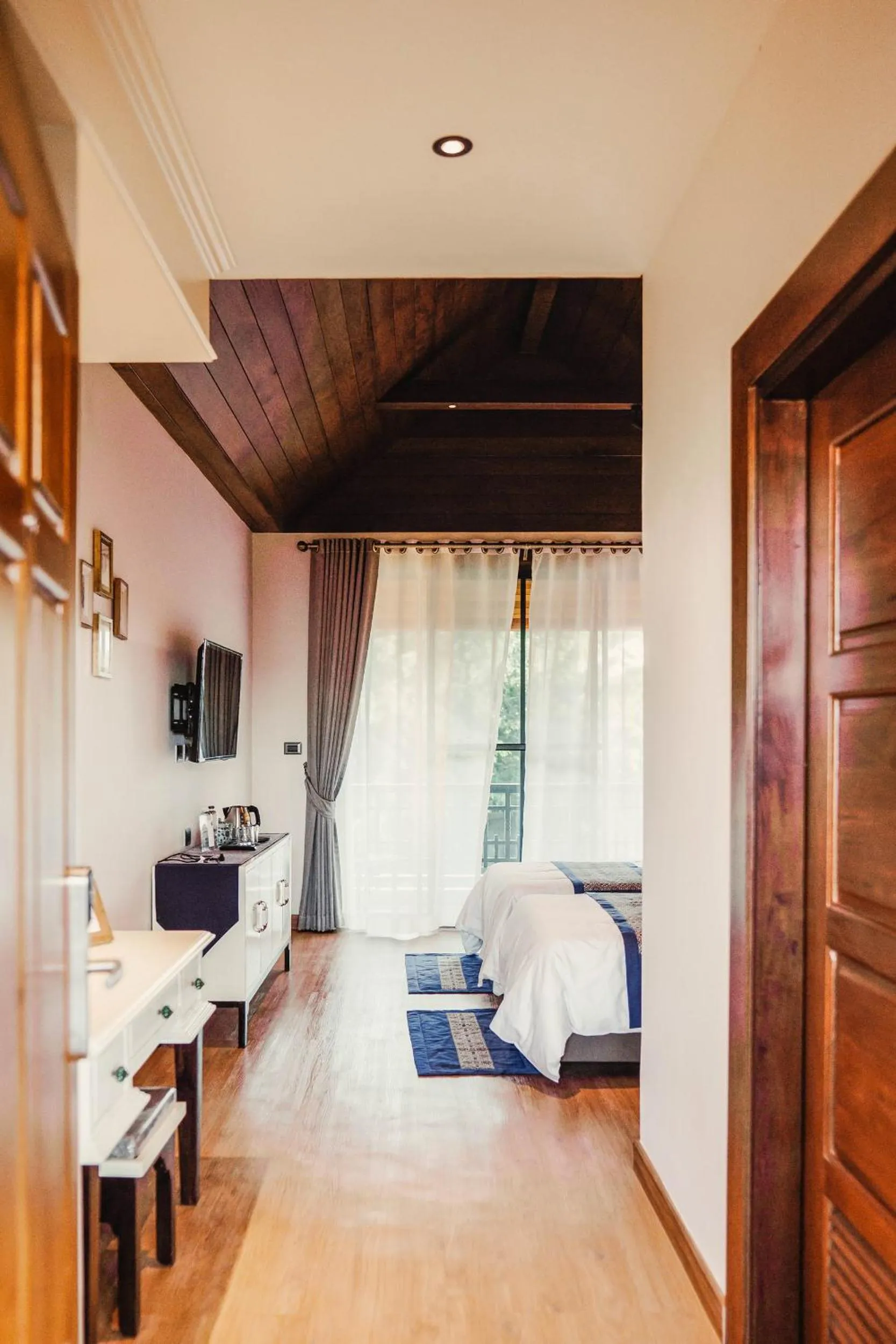 Bedroom, Bed in Phor Liang Meun Terracotta Arts