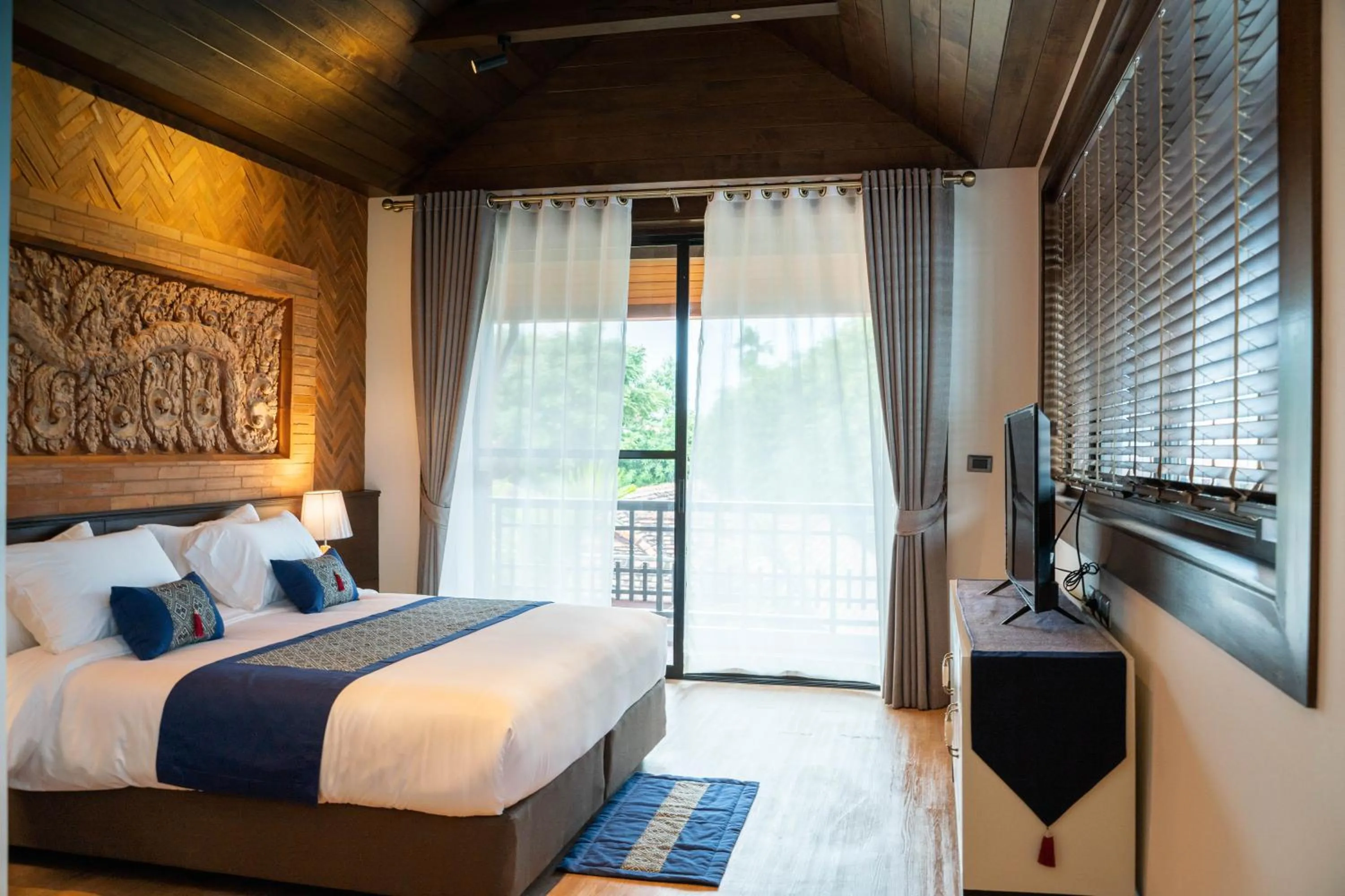 Bedroom, Bed in Phor Liang Meun Terracotta Arts