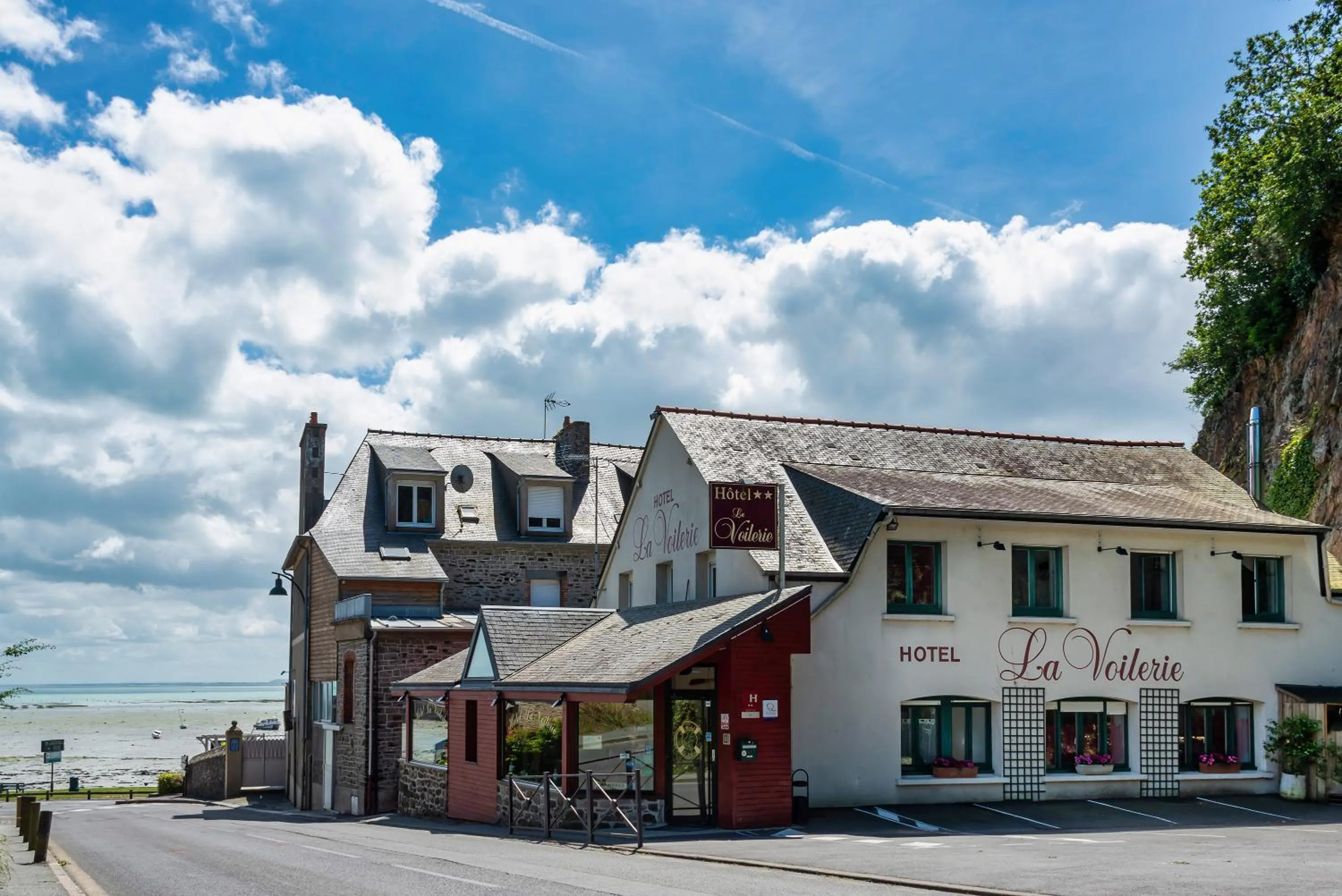 Street view in Hotel La Voilerie Cancale bord de mer