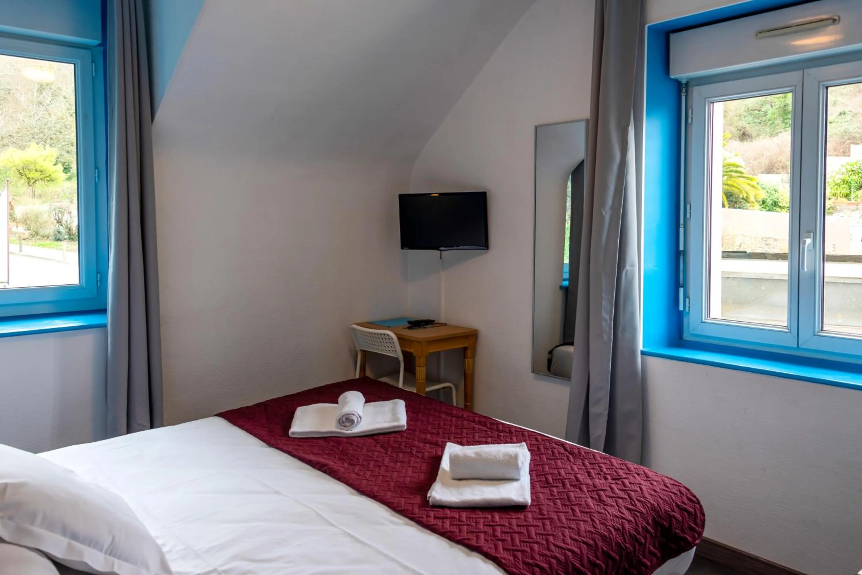 Bedroom, Bed in Hotel La Voilerie Cancale bord de mer