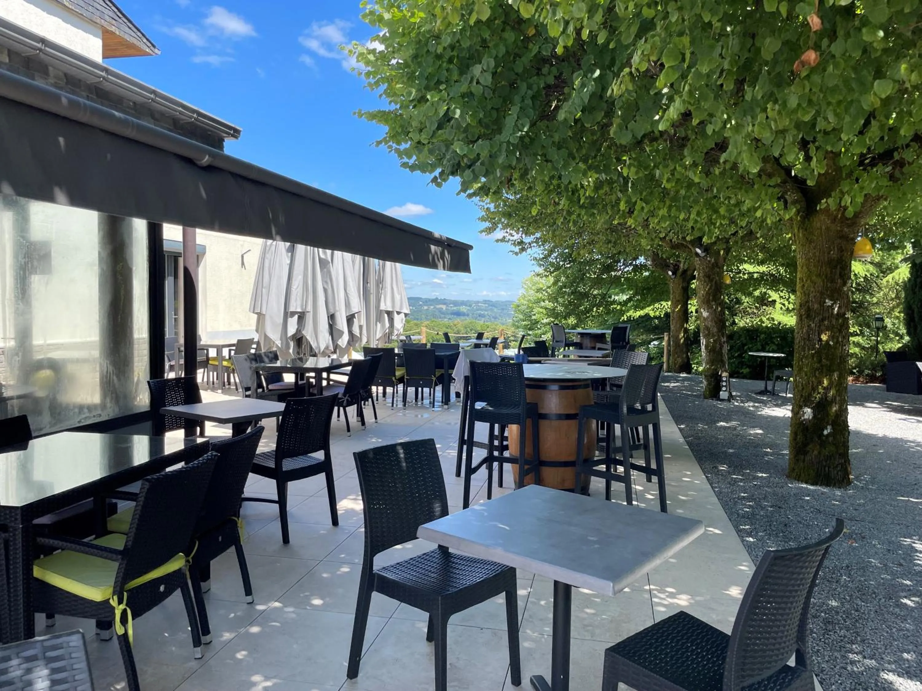 Patio in Logis Hôtel le Relais du Bas Limousin
