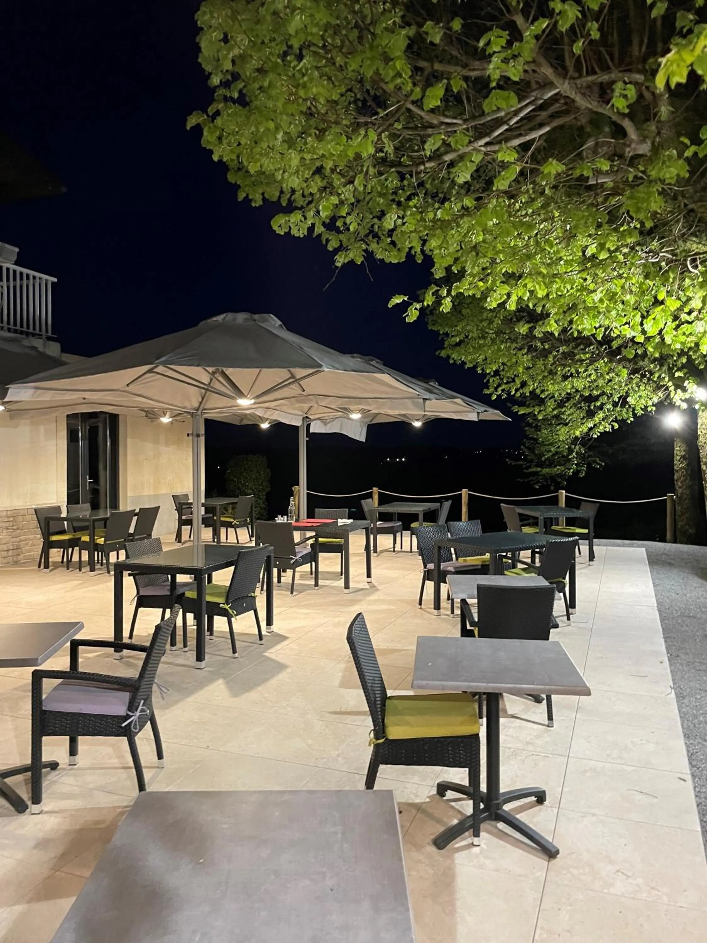 Patio in Logis Hôtel le Relais du Bas Limousin