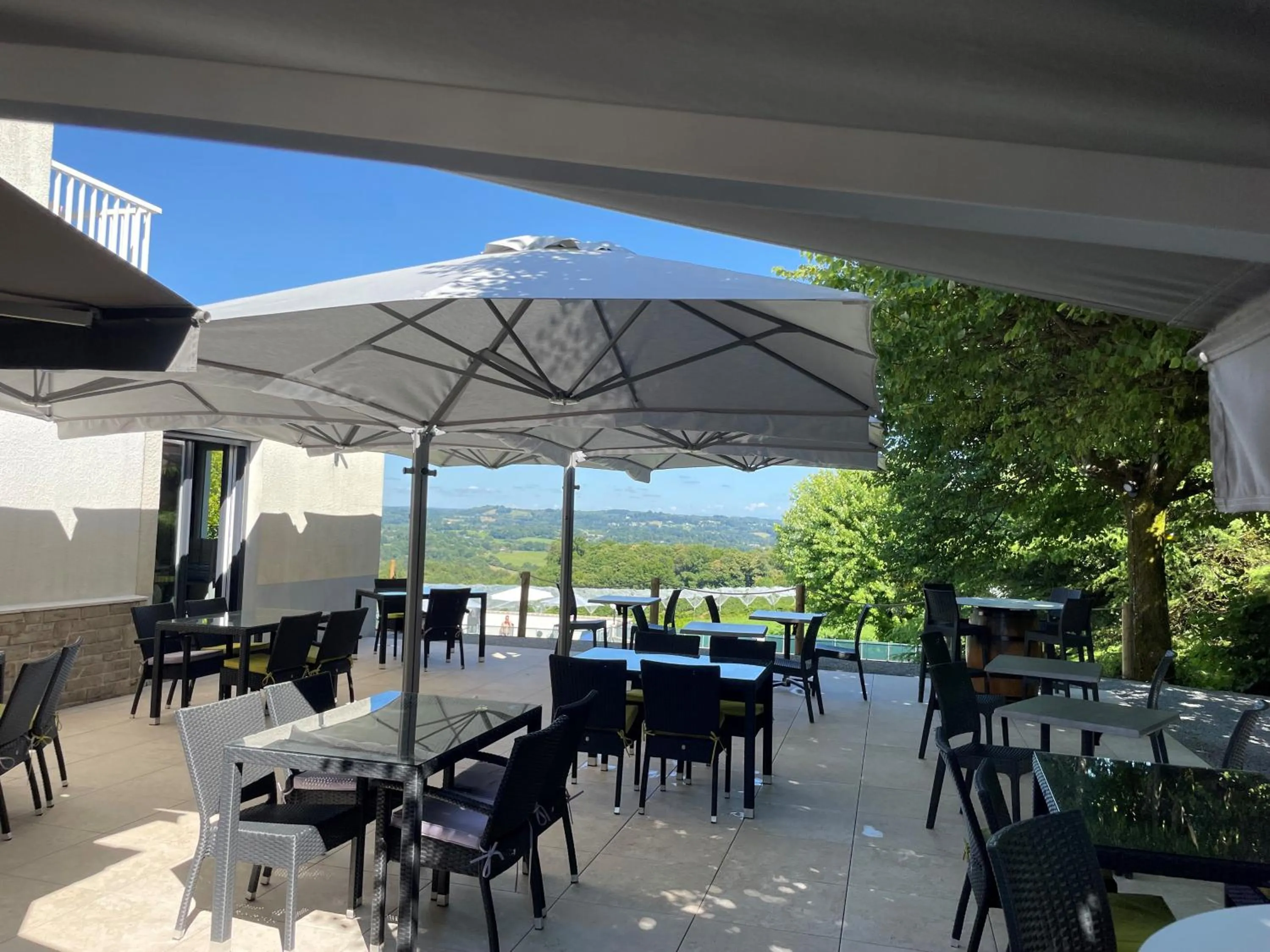Patio in Logis Hôtel le Relais du Bas Limousin