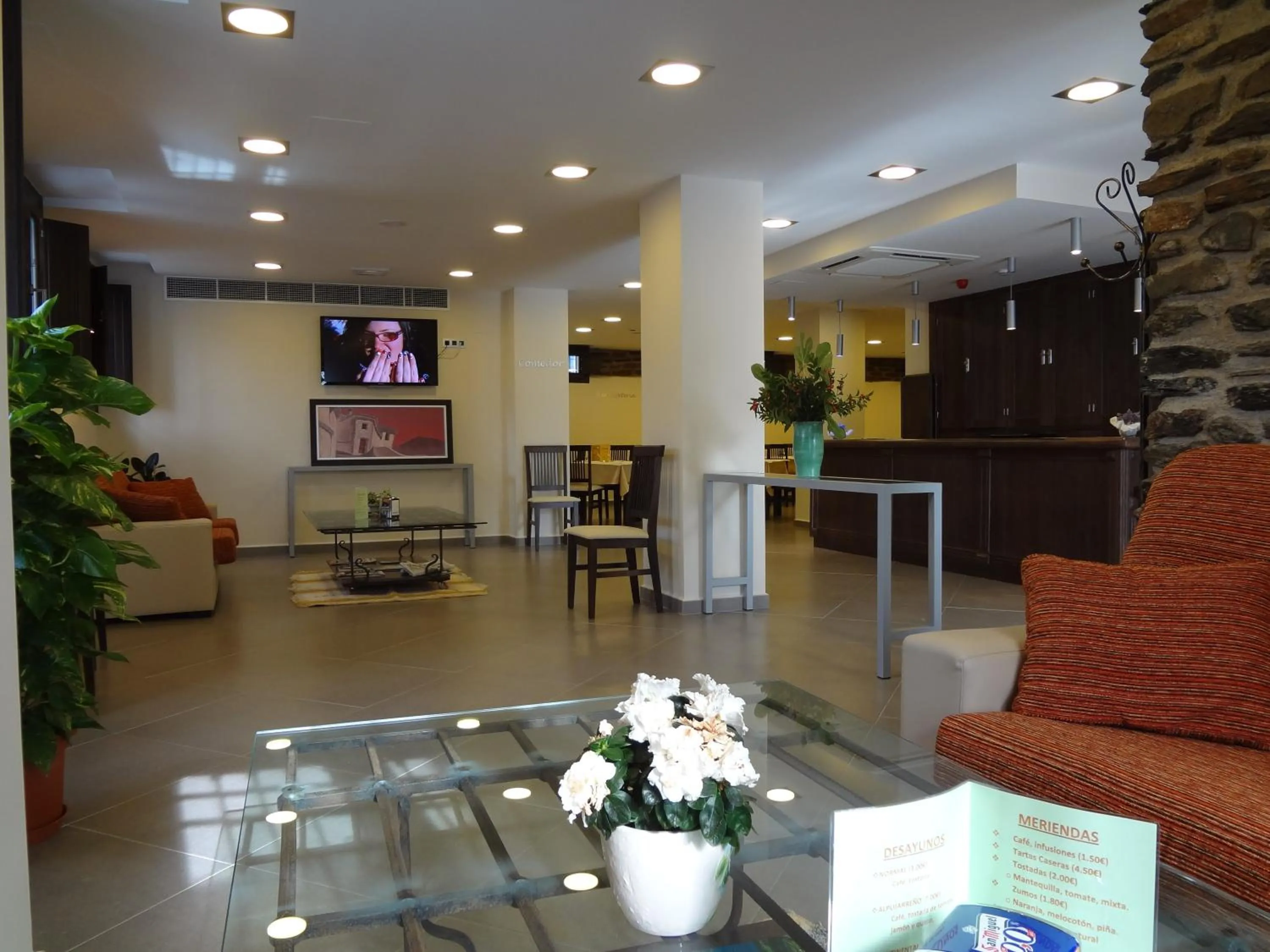 Communal lounge/ TV room in Hotel Rural Real de Poqueira