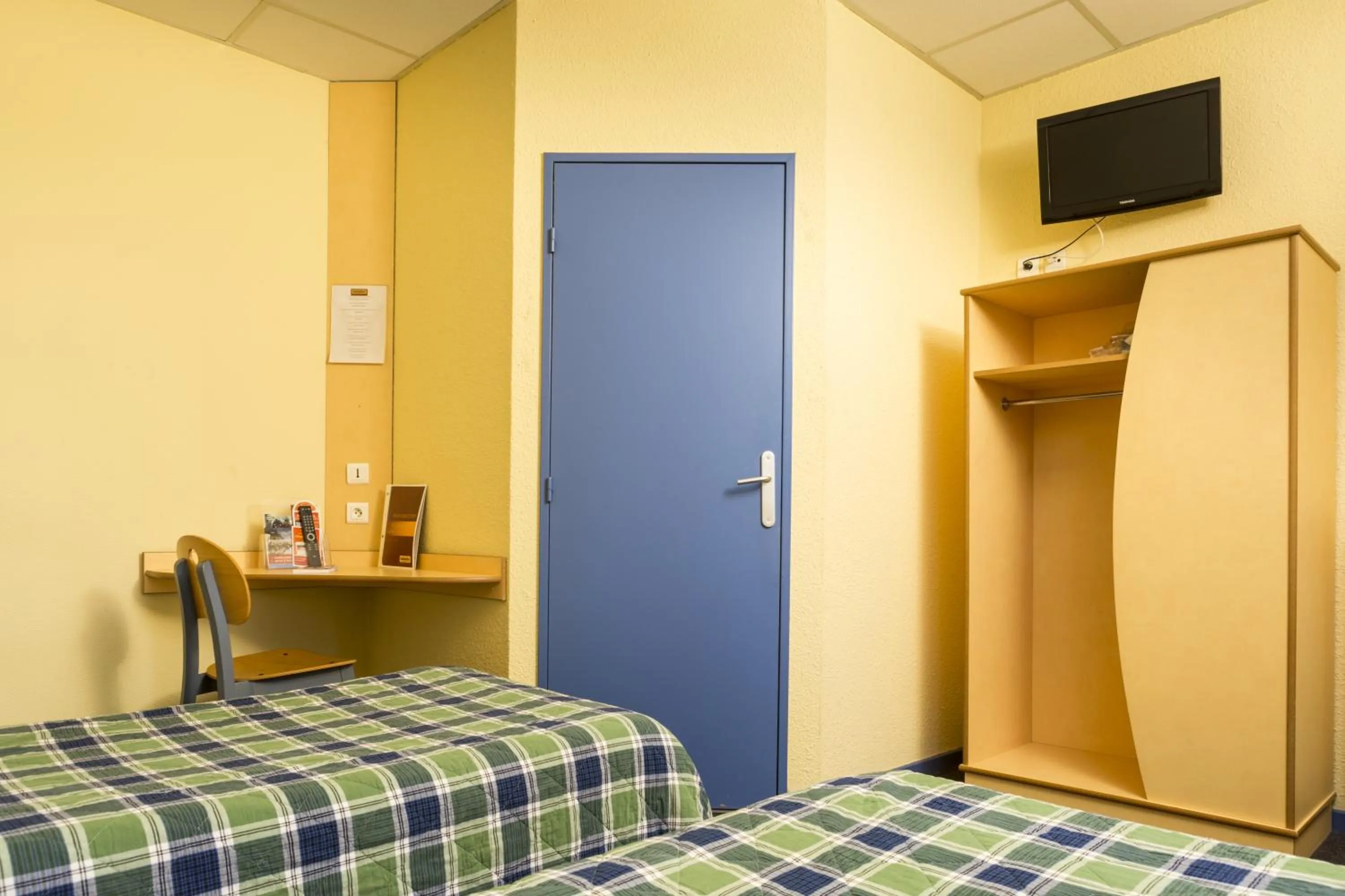 Bedroom, Bed in Hôtel & Résidence Avermes