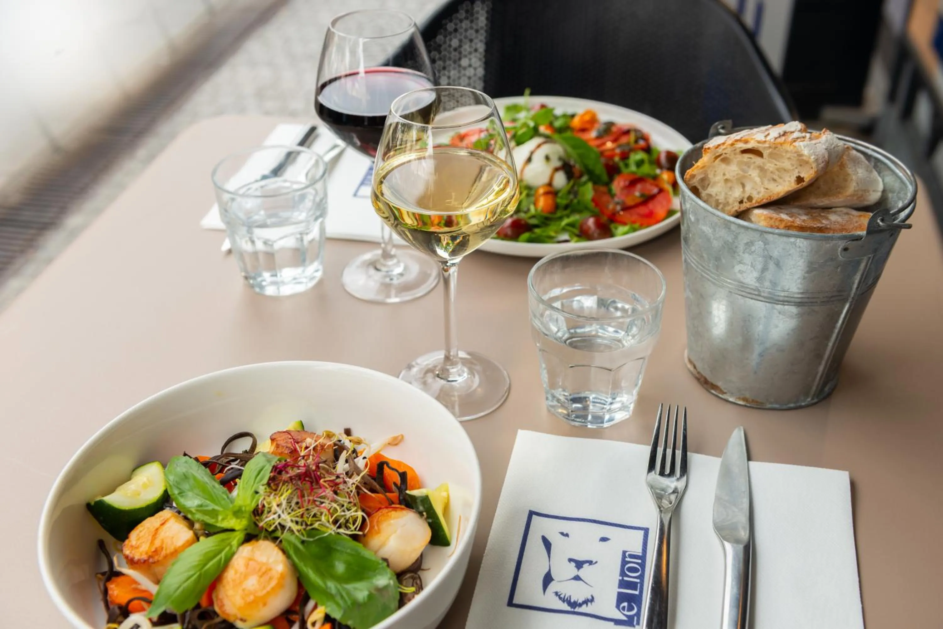 Restaurant/places to eat in The Originals Boutique, Hôtel Le Lion, Clermont-Ferrand