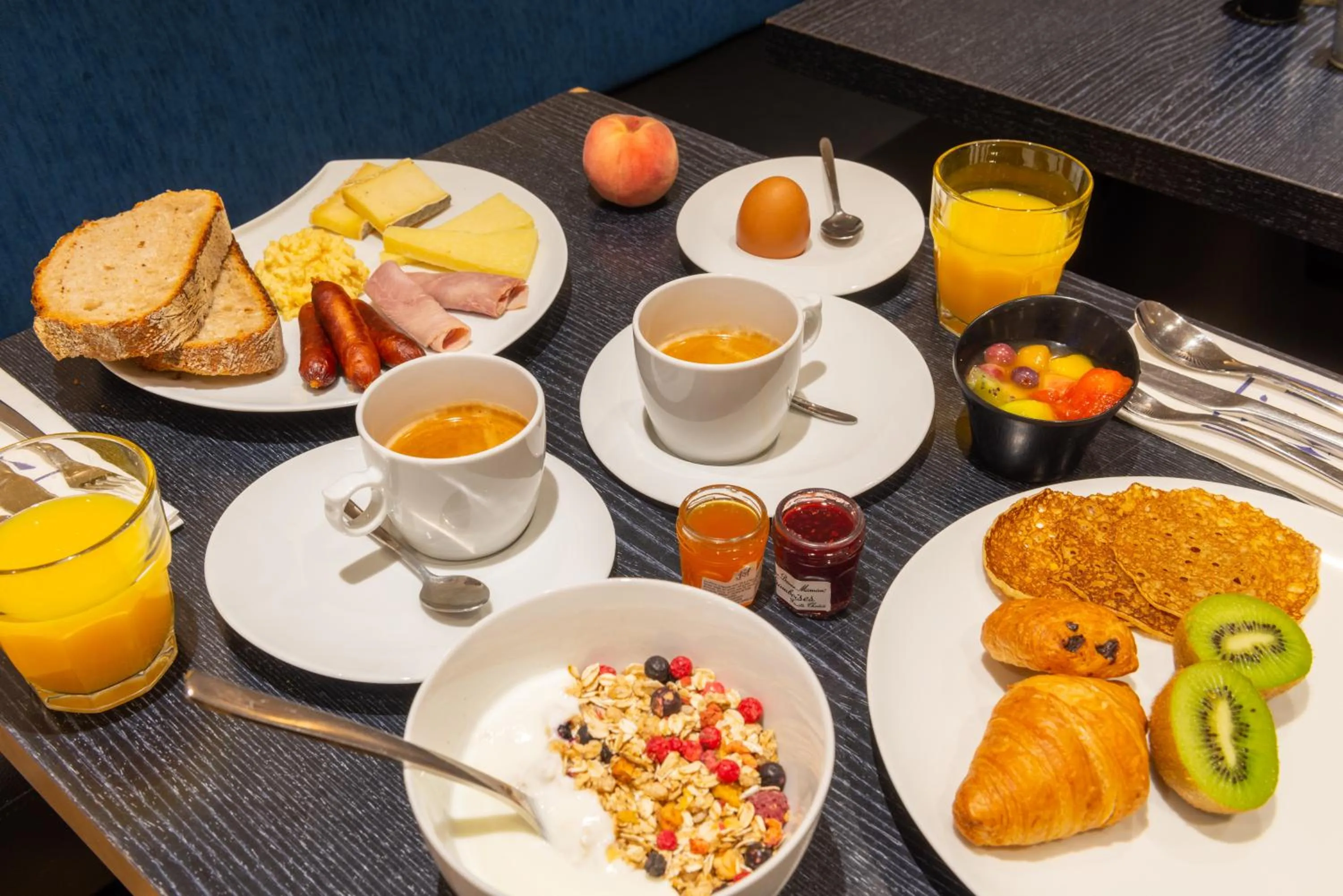 Breakfast in The Originals Boutique, Hôtel Le Lion, Clermont-Ferrand