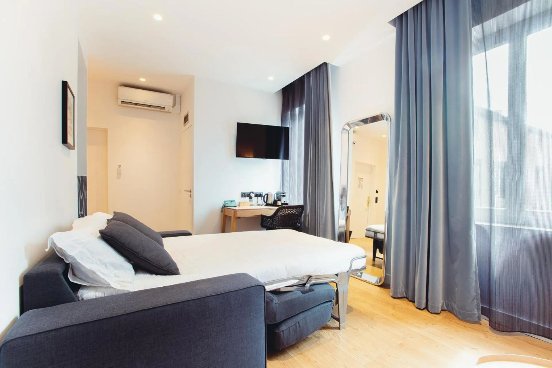 Photo of the whole room, Bed in The Originals Boutique, Hôtel Le Lion, Clermont-Ferrand