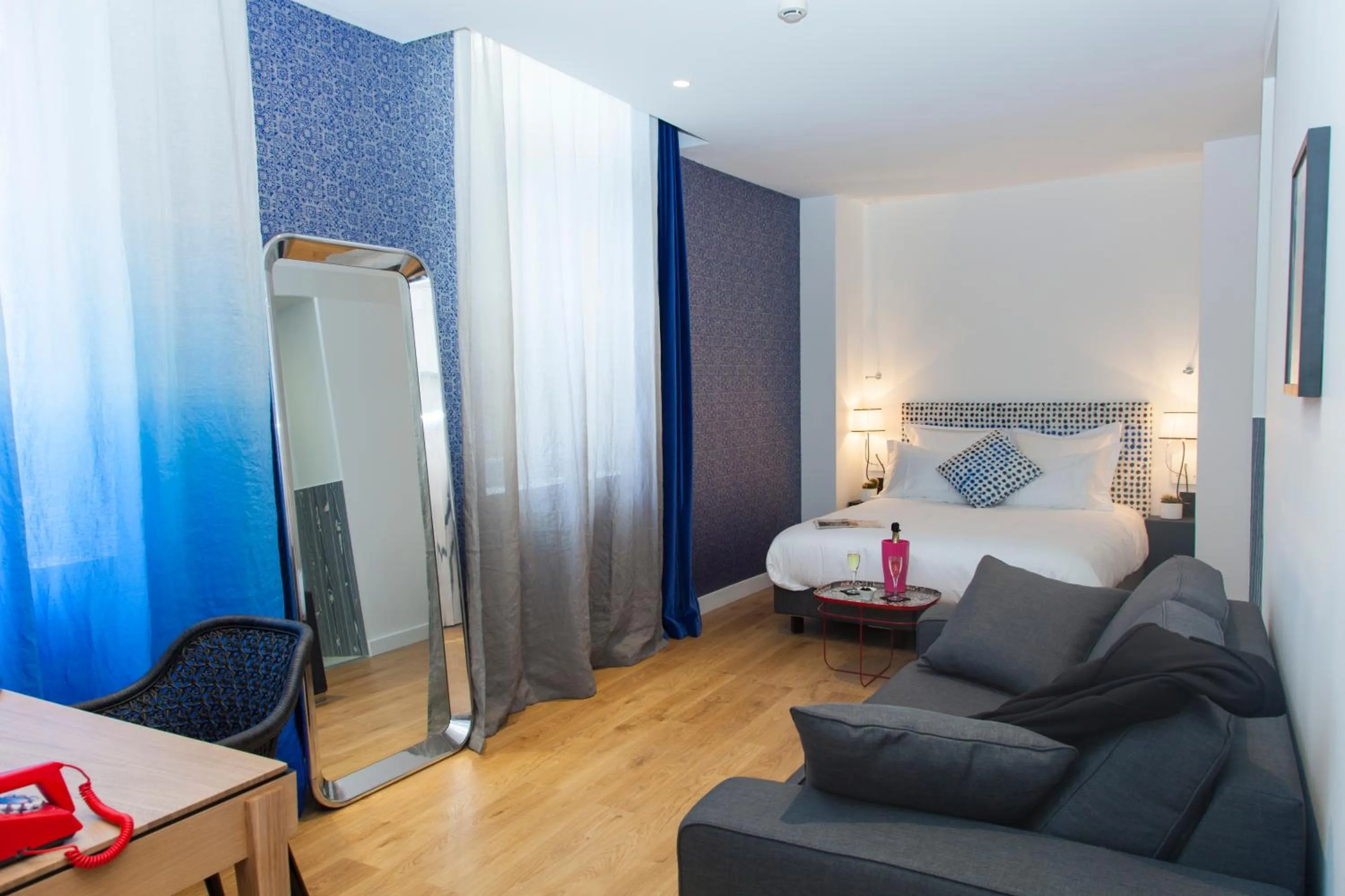 Living room, Bed in The Originals Boutique, Hôtel Le Lion, Clermont-Ferrand