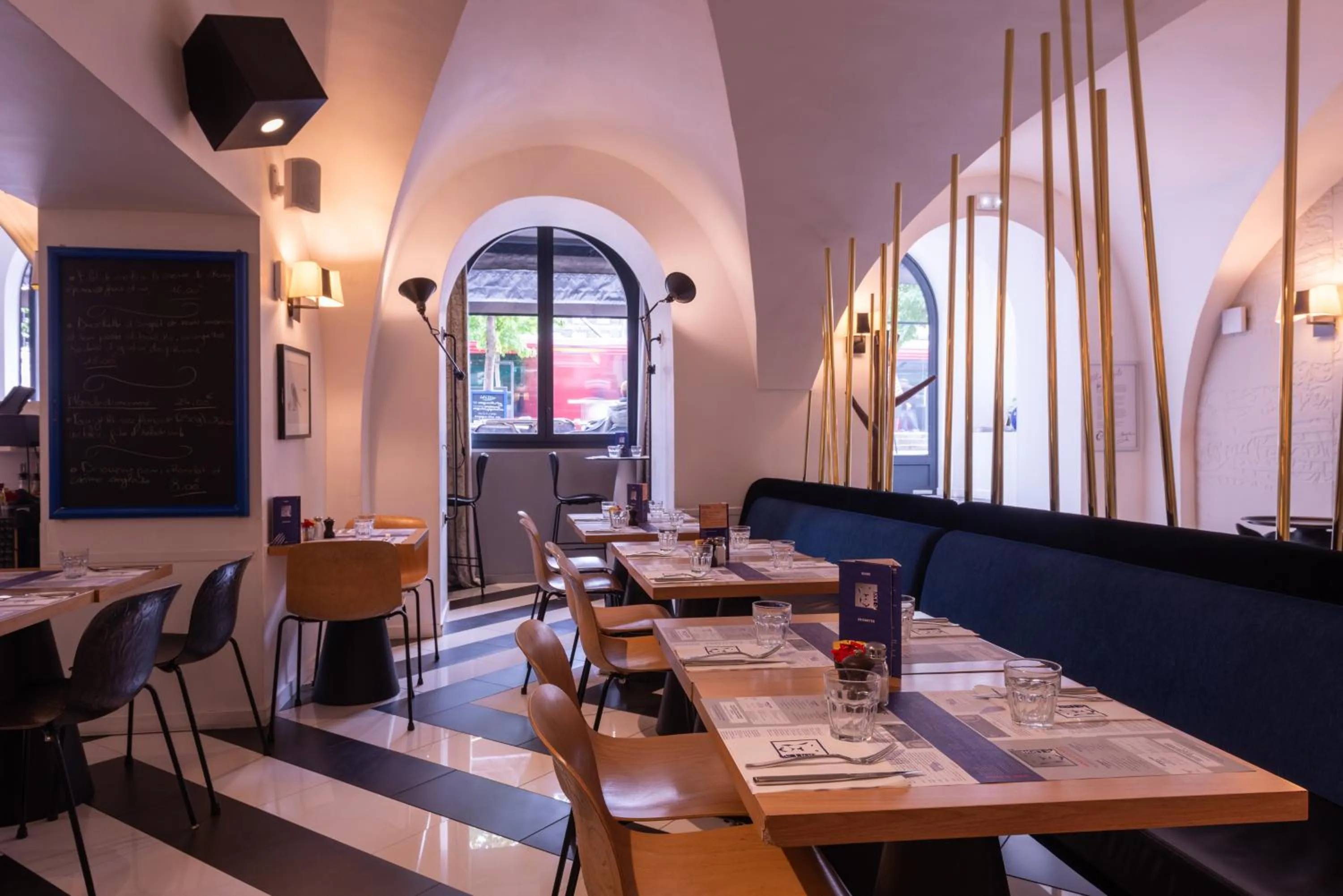 Restaurant/places to eat in The Originals Boutique, Hôtel Le Lion, Clermont-Ferrand