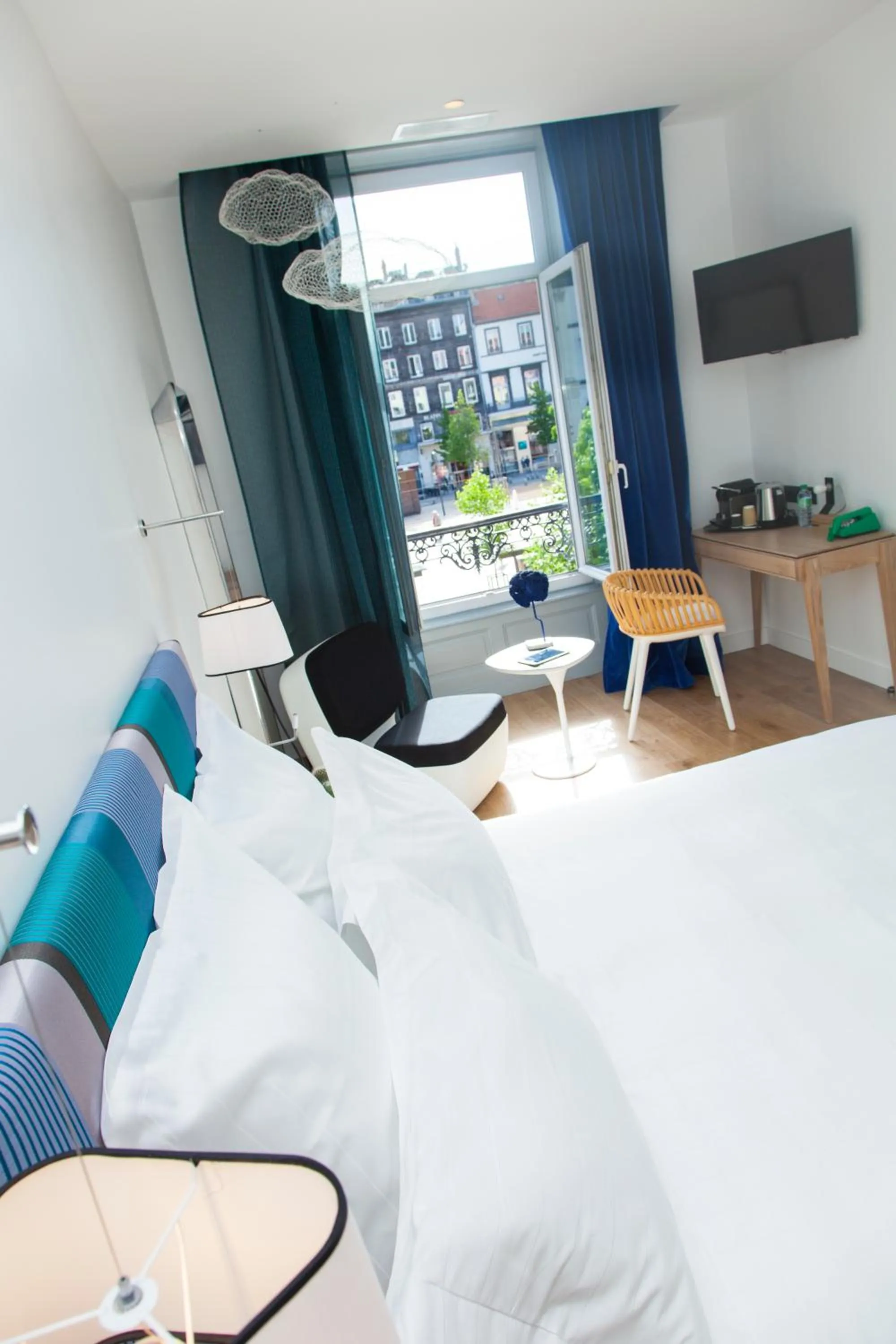 Photo of the whole room, Bed in The Originals Boutique, Hôtel Le Lion, Clermont-Ferrand