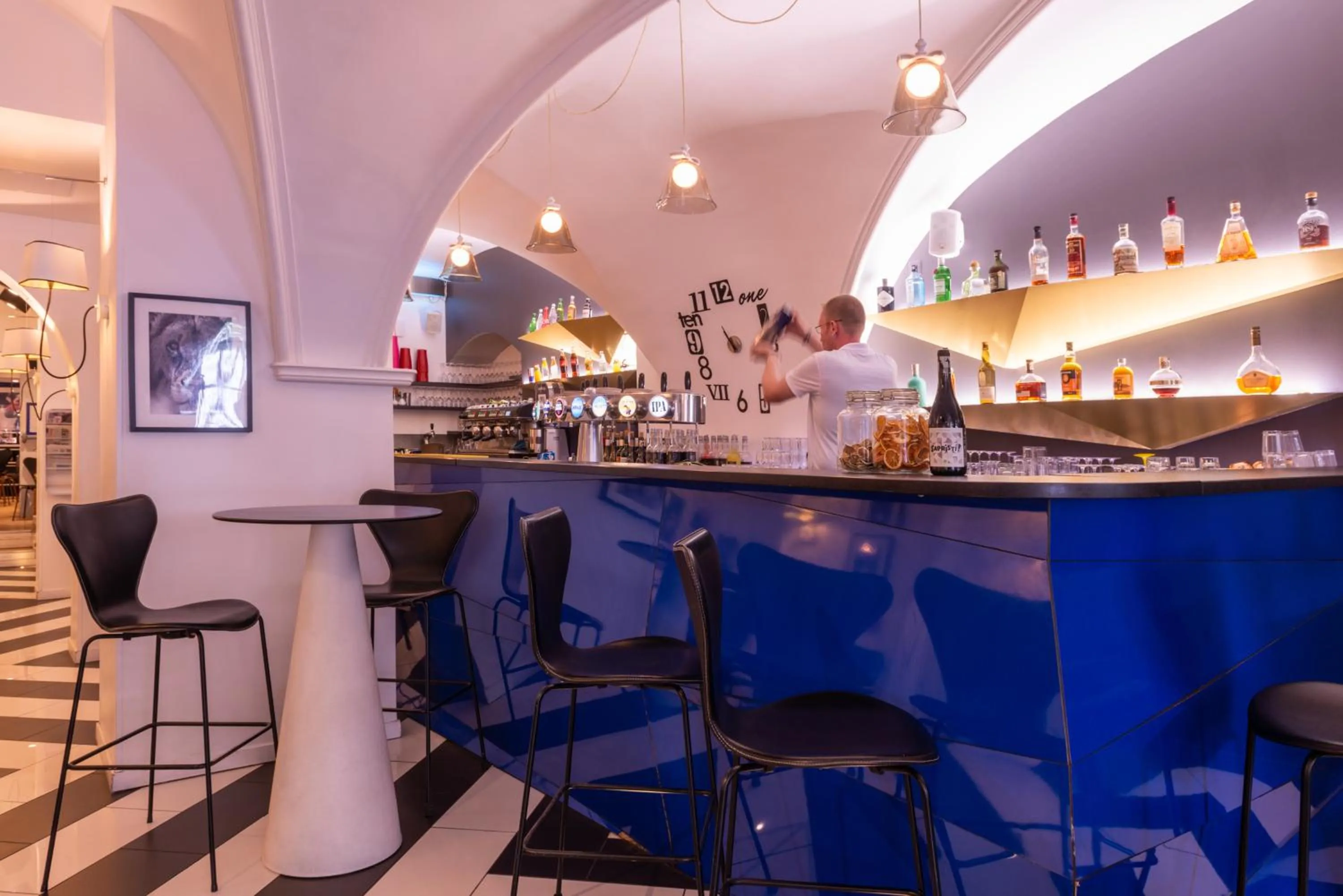 Lounge or bar in The Originals Boutique, Hôtel Le Lion, Clermont-Ferrand