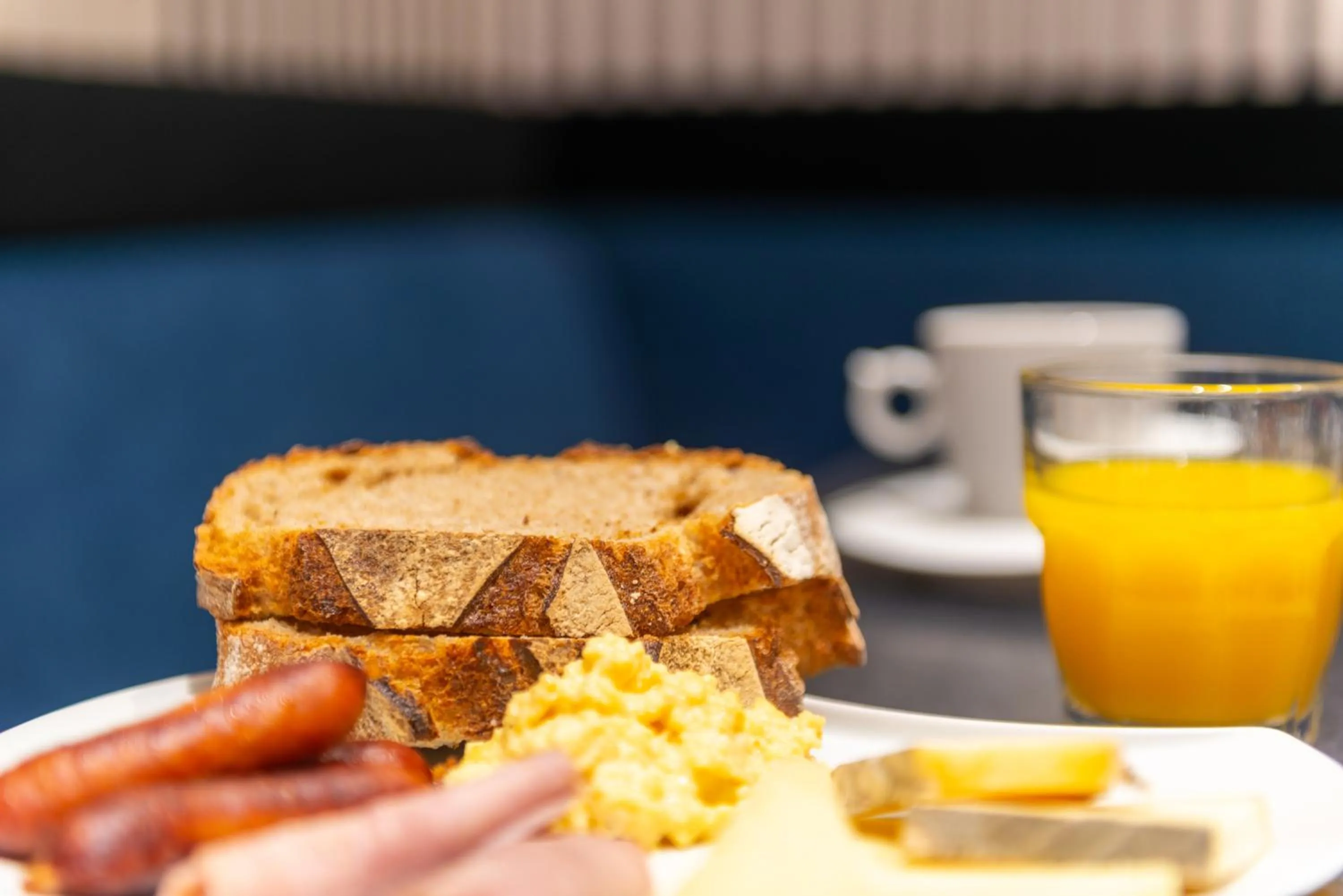 Breakfast in The Originals Boutique, Hôtel Le Lion, Clermont-Ferrand