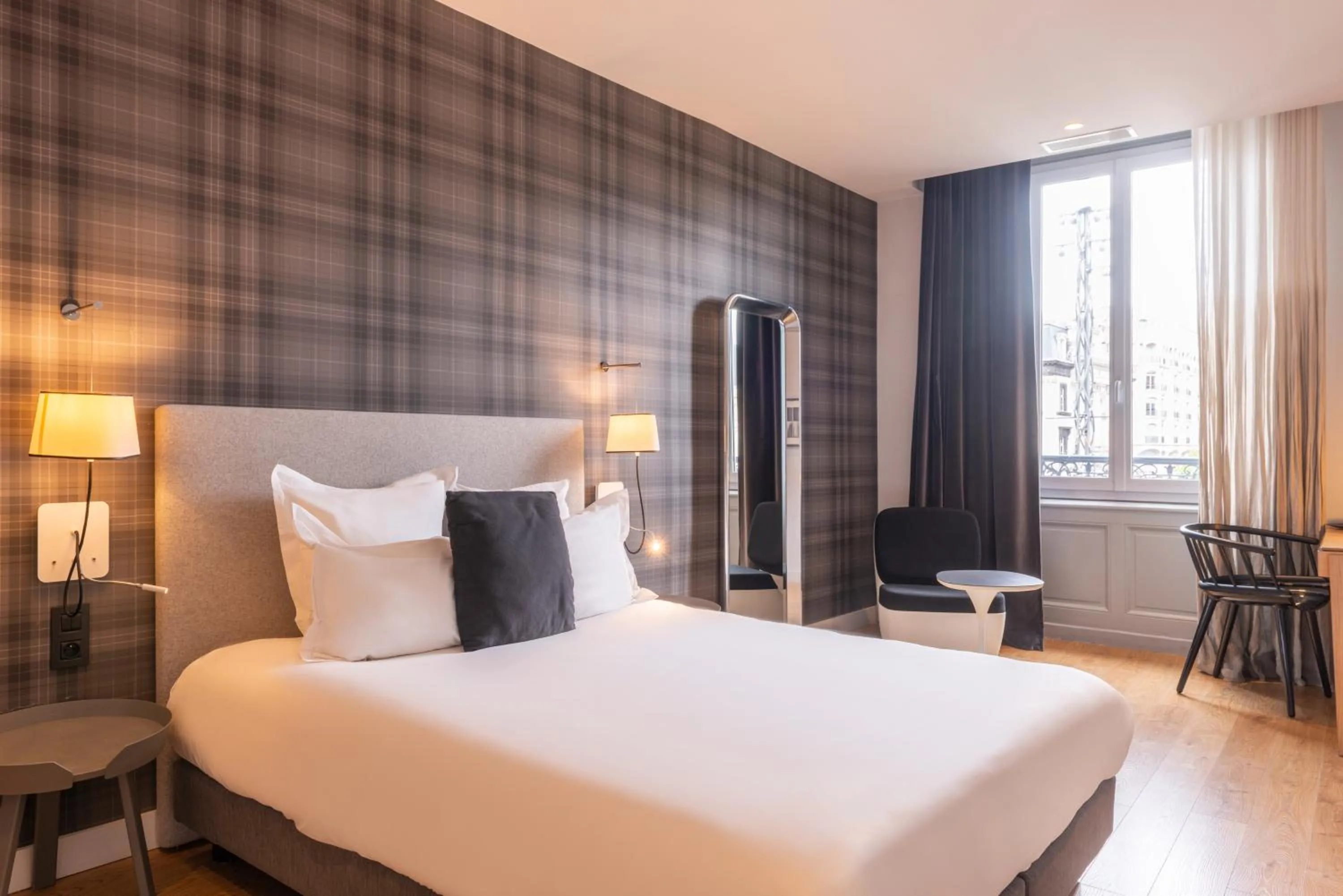Bedroom, Bed in The Originals Boutique, Hôtel Le Lion, Clermont-Ferrand