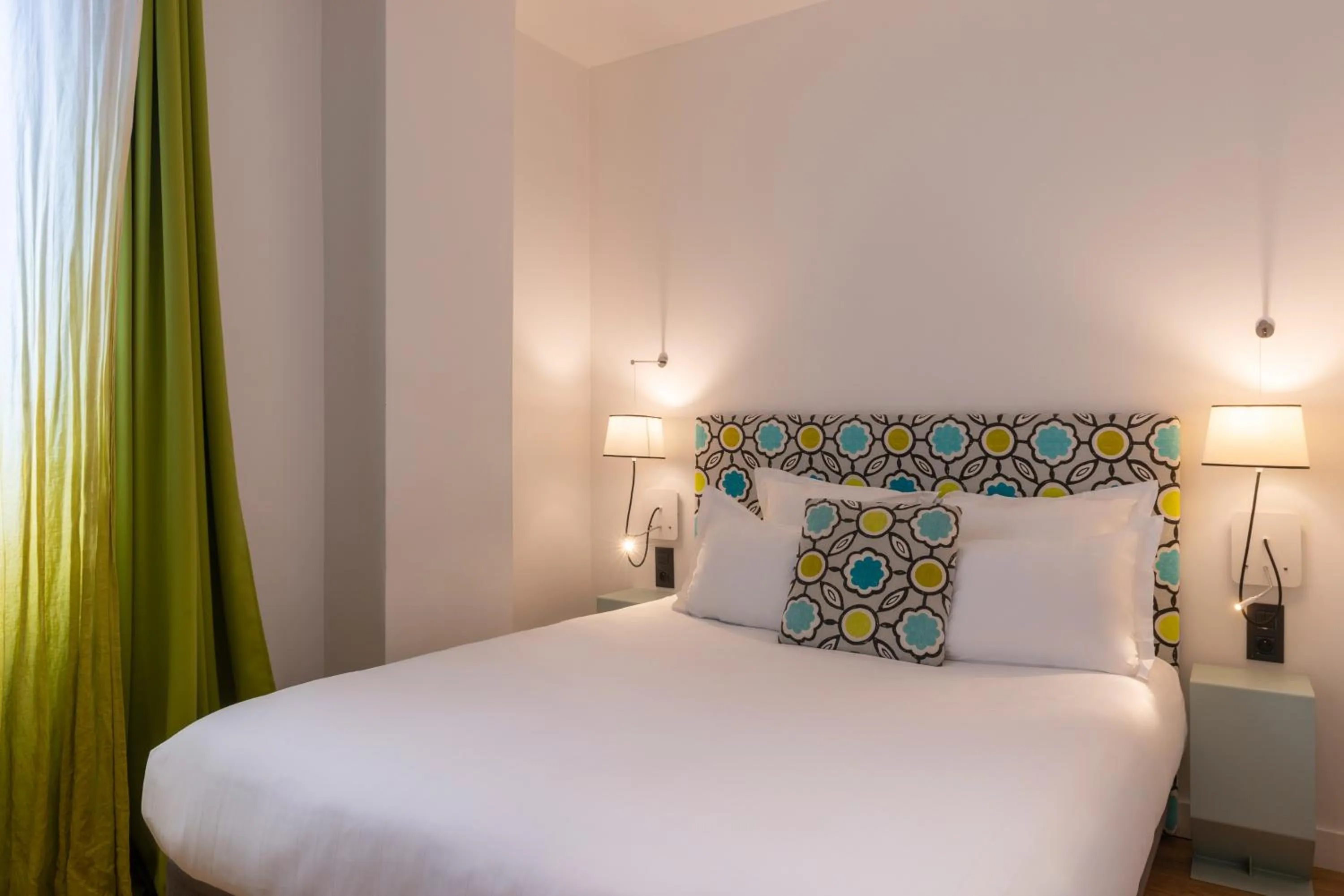 Bedroom, Bed in The Originals Boutique, Hôtel Le Lion, Clermont-Ferrand