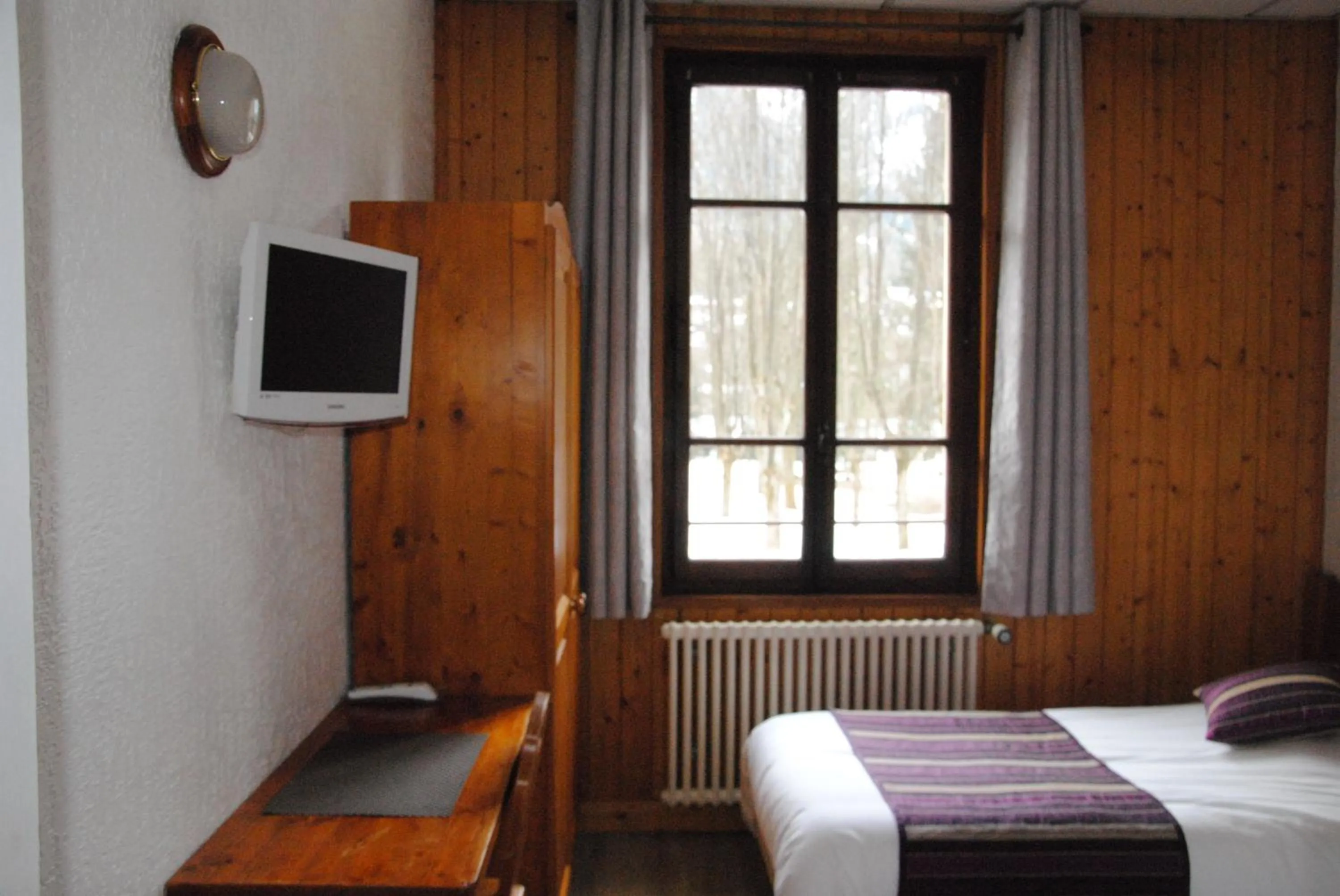 View (from property/room), Bed in Hotel des Lacs