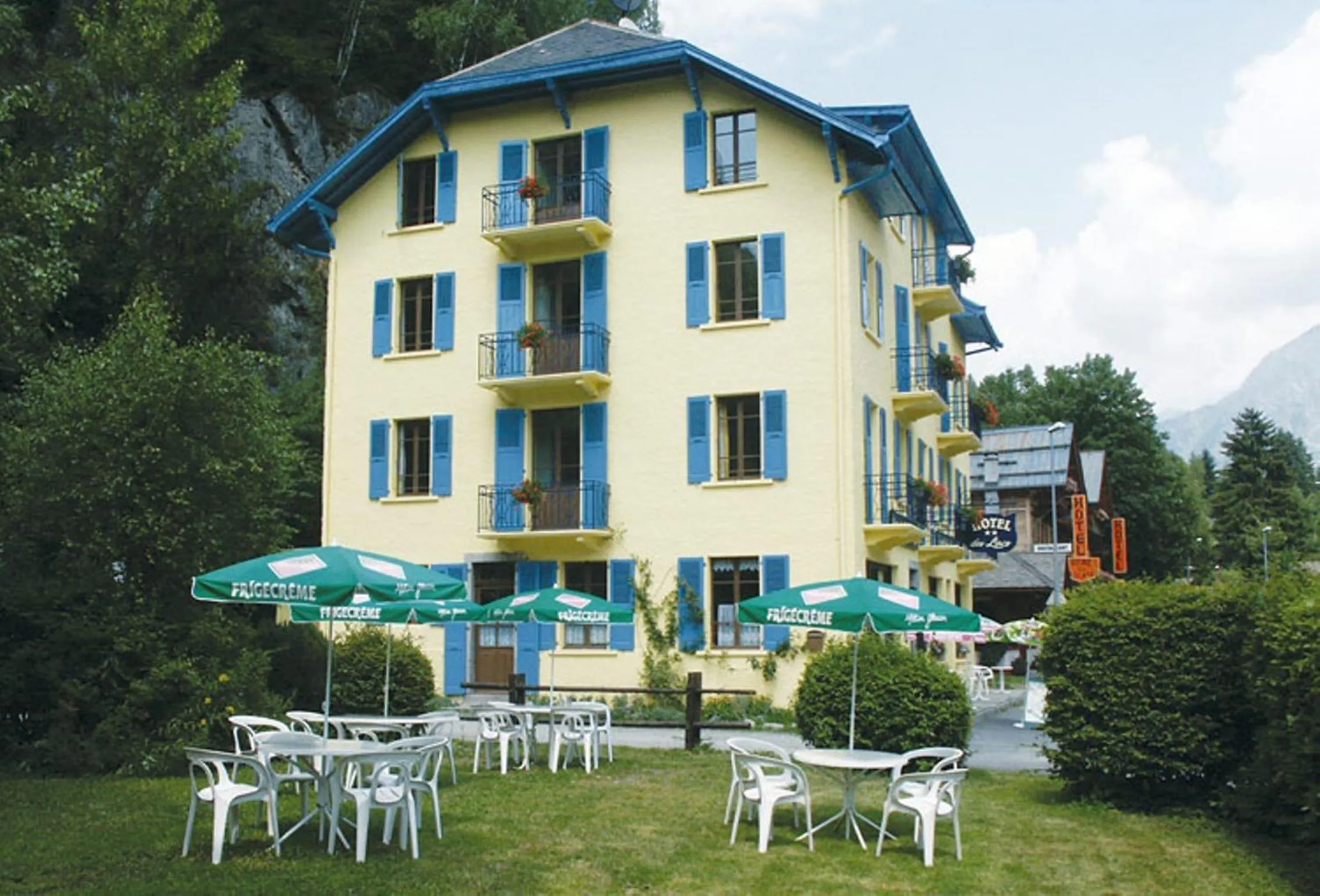 Property building in Hotel des Lacs