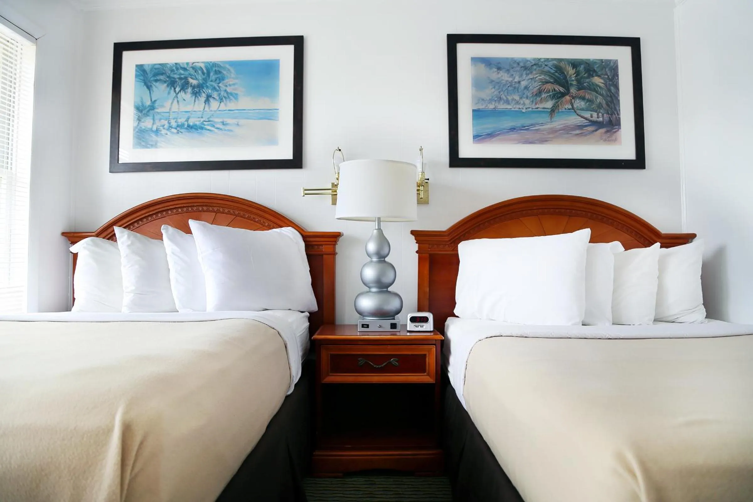 Property building, Bed in Oceanic Motel