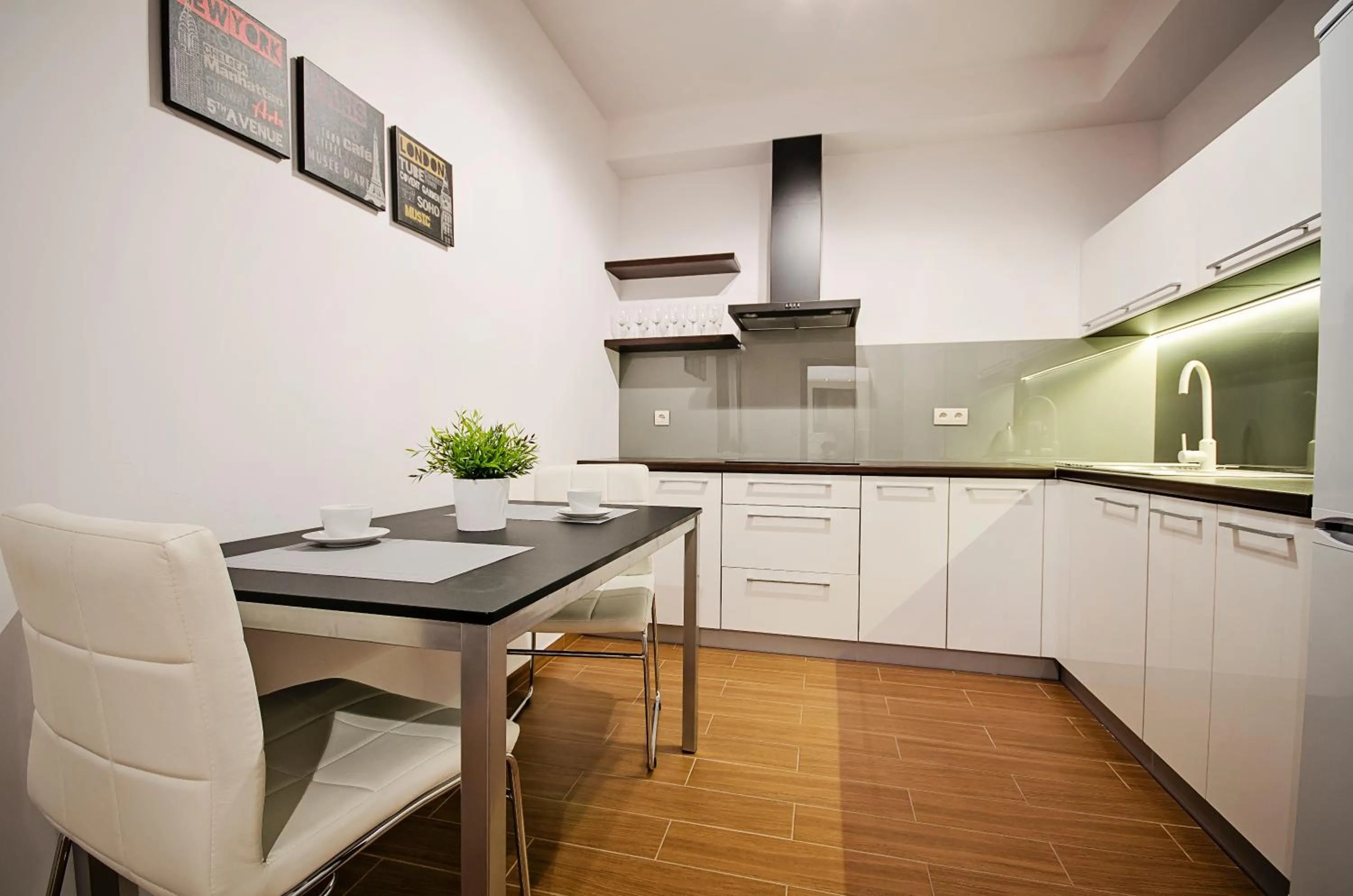 Kitchen or kitchenette in Angel City Center Krakow Aparthotel