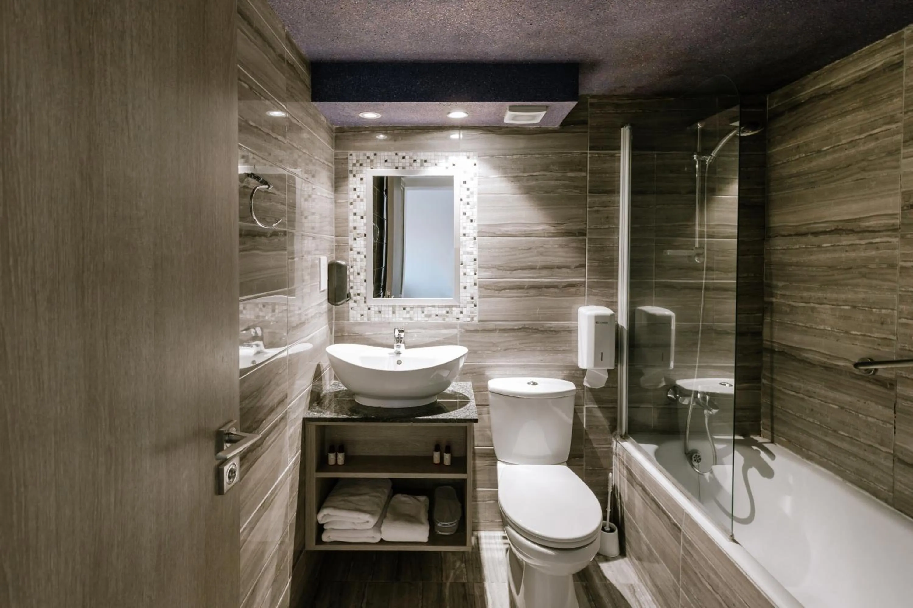 Shower in Neptune Hotel Apartments Paphos