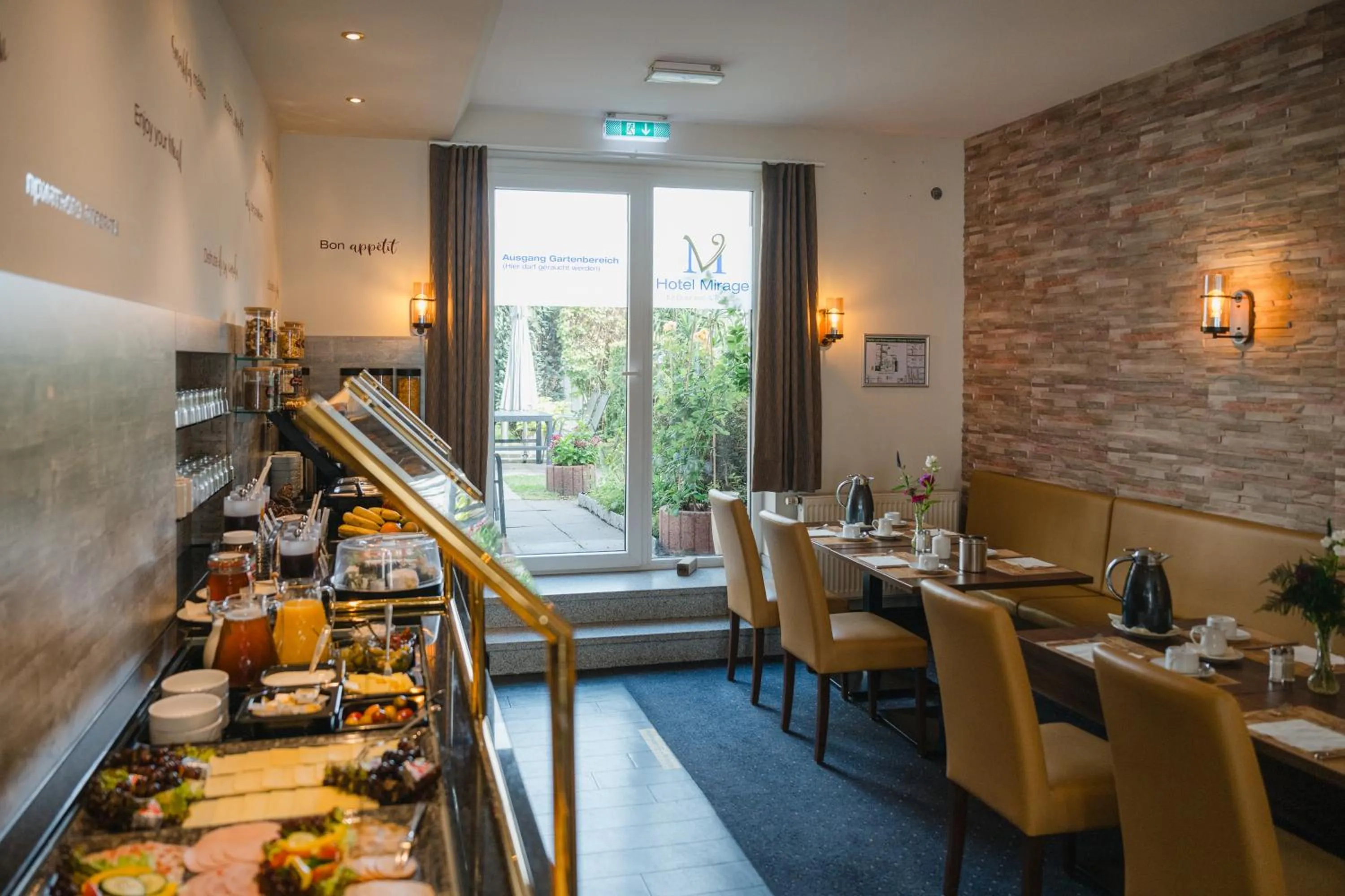 Restaurant/places to eat in Hotel Mirage