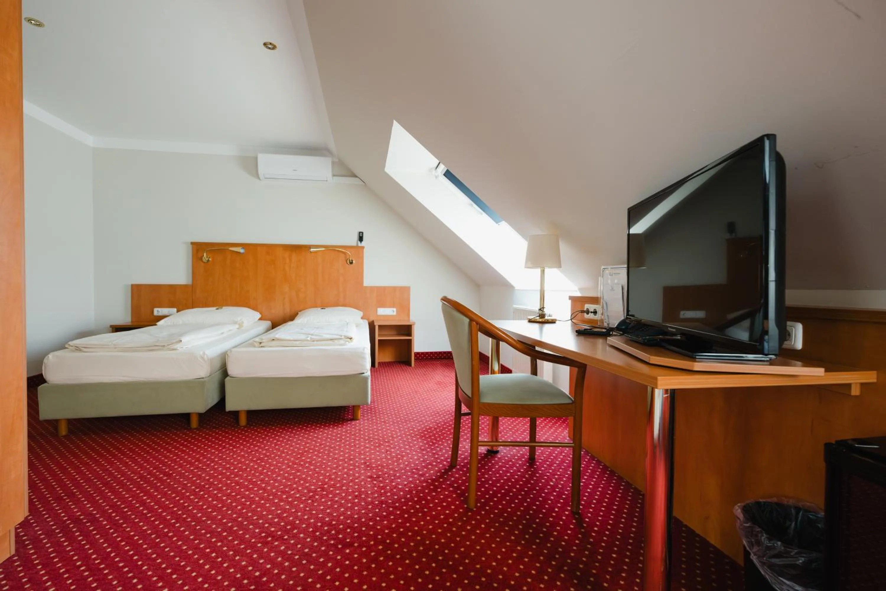 Photo of the whole room, Bed in Hotel Mirage