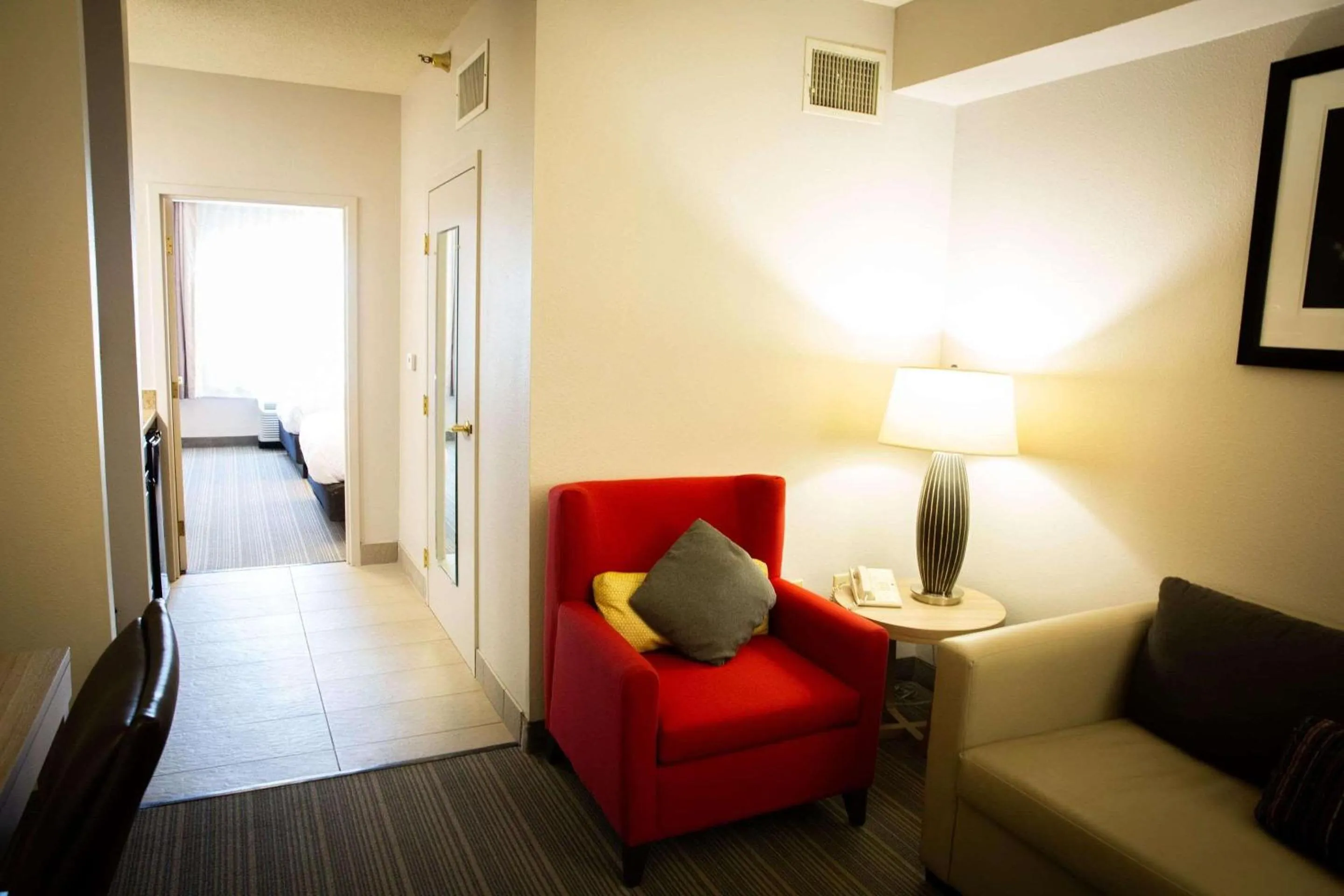 Bedroom in Country Inn & Suites by Radisson, Burlington Elon , NC