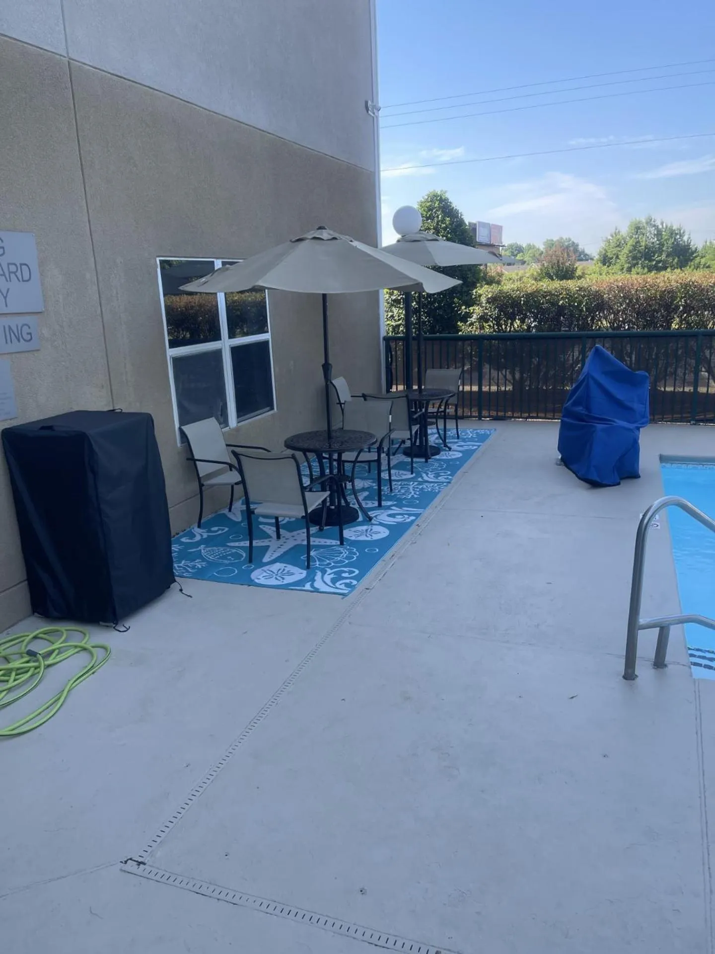 Swimming pool in Country Inn & Suites by Radisson, Burlington Elon , NC