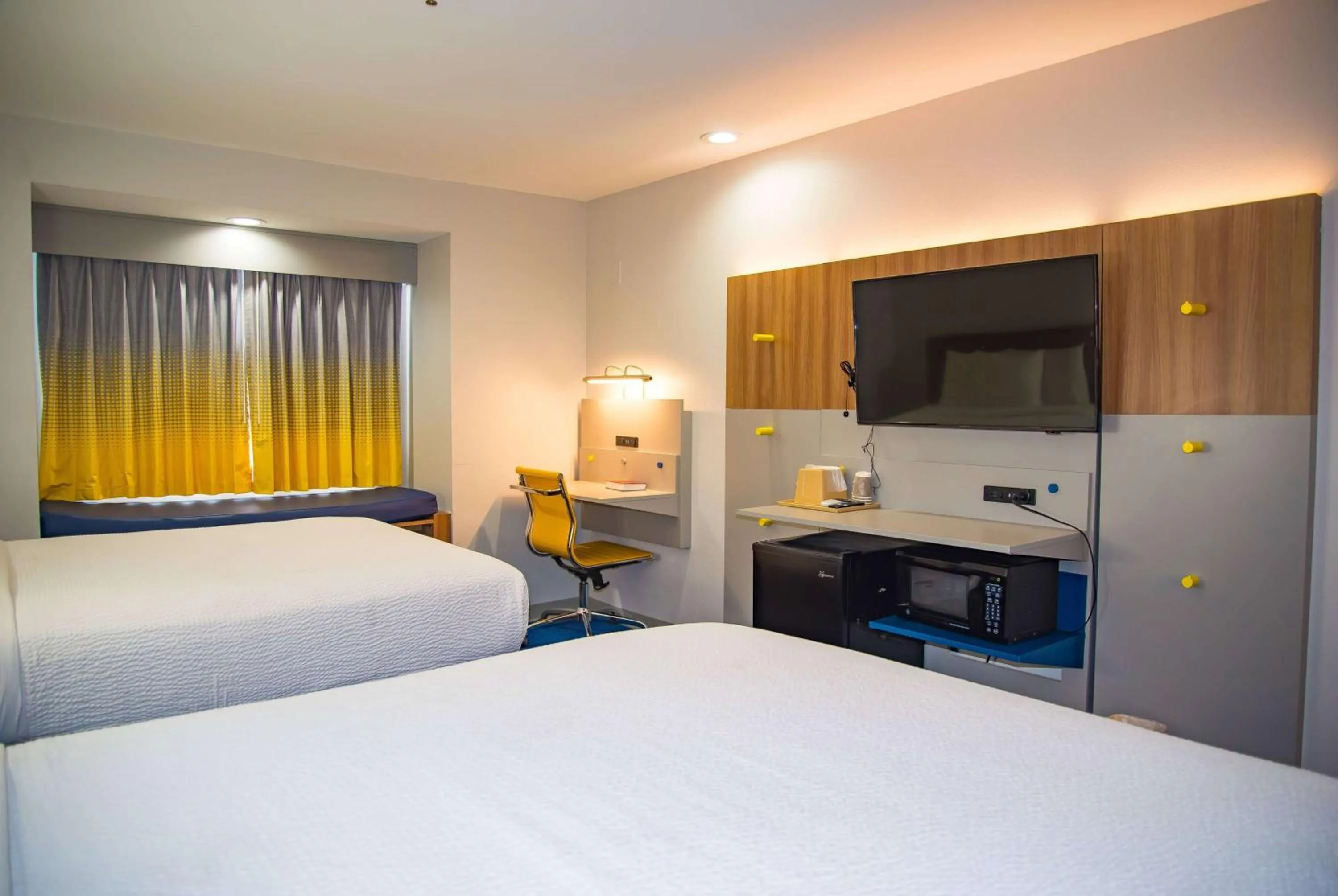 Photo of the whole room, Bed in Microtel Inn & Suites by Wyndham Daphne