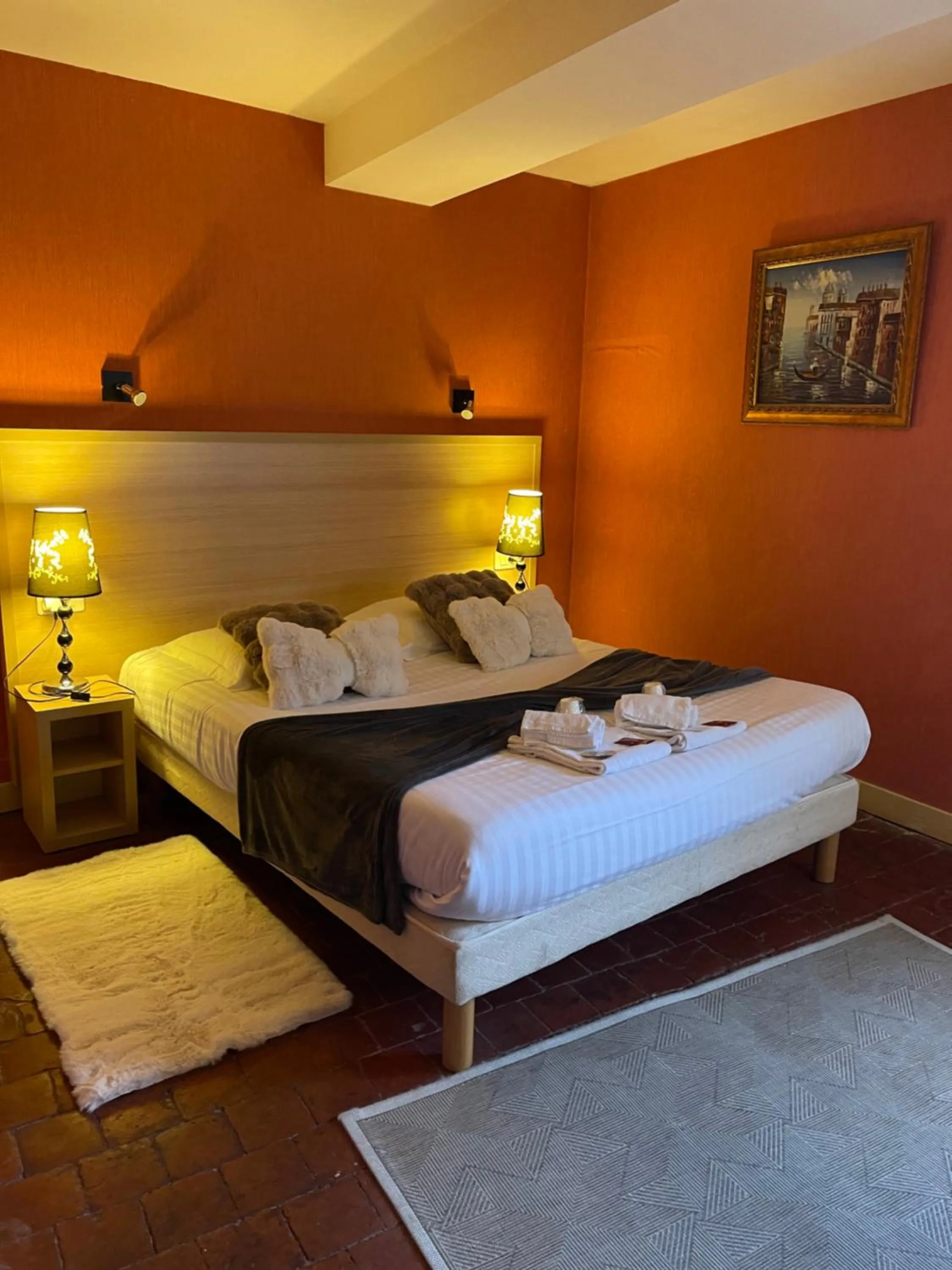 Bedroom, Bed in Hôtel du Commerce