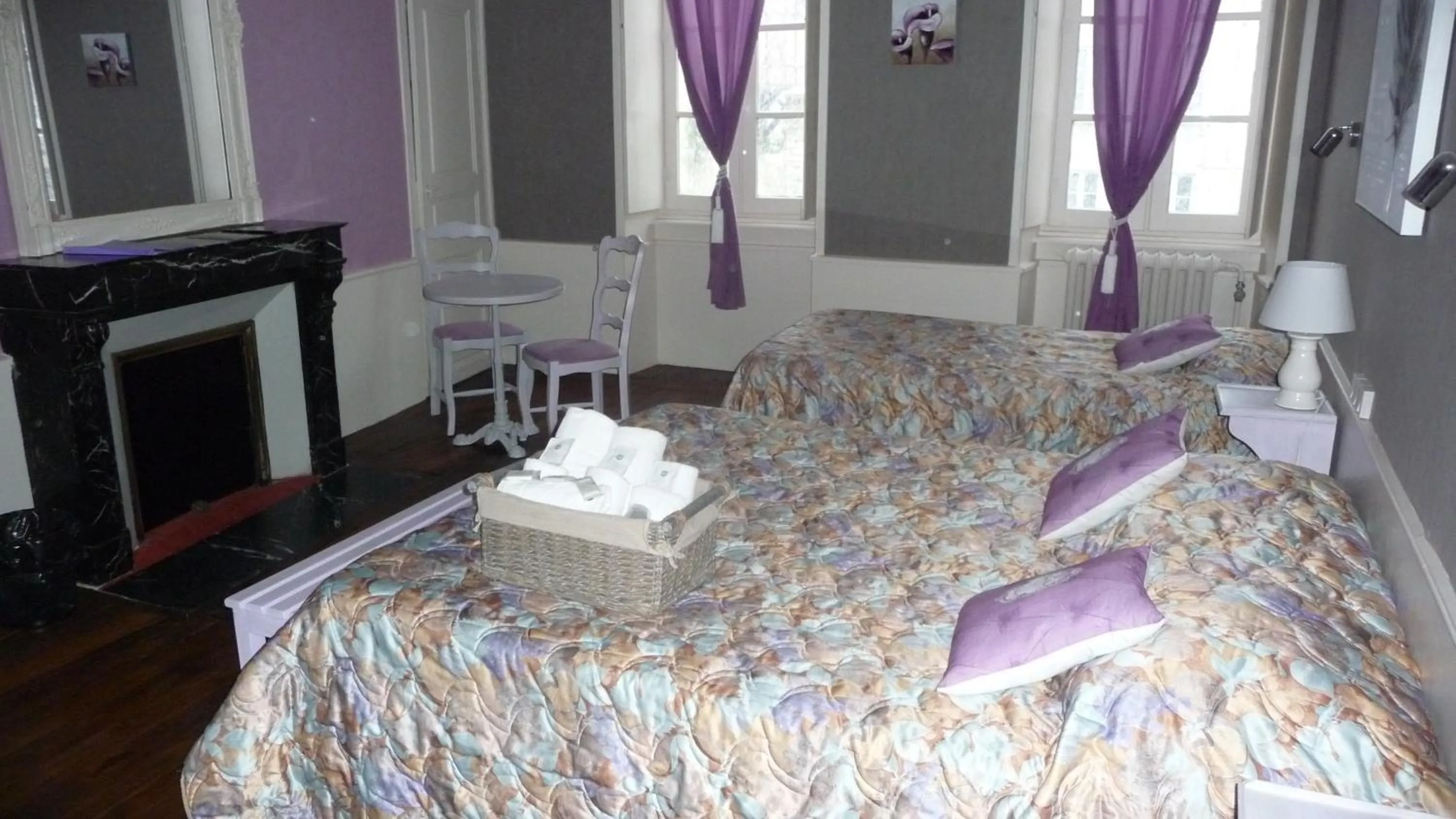 Street view, Bed in Hôtel du Commerce