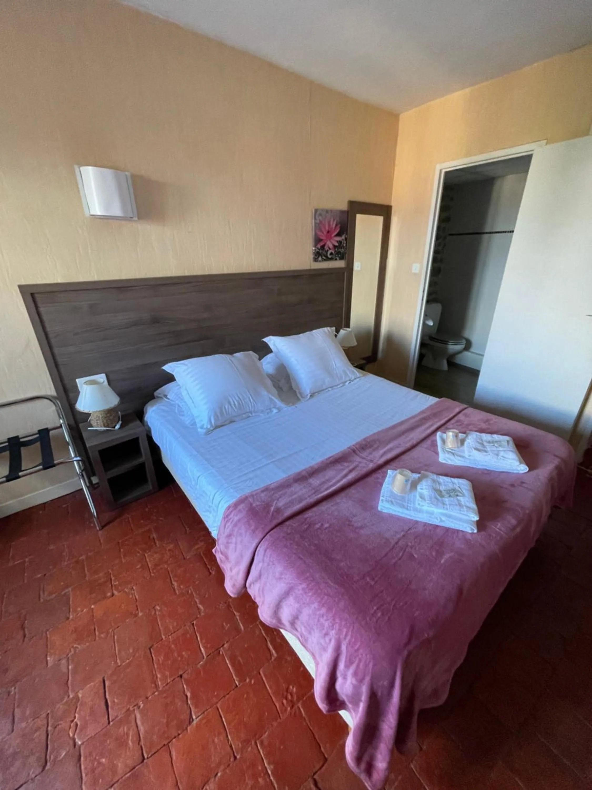 Bed in Hôtel du Commerce