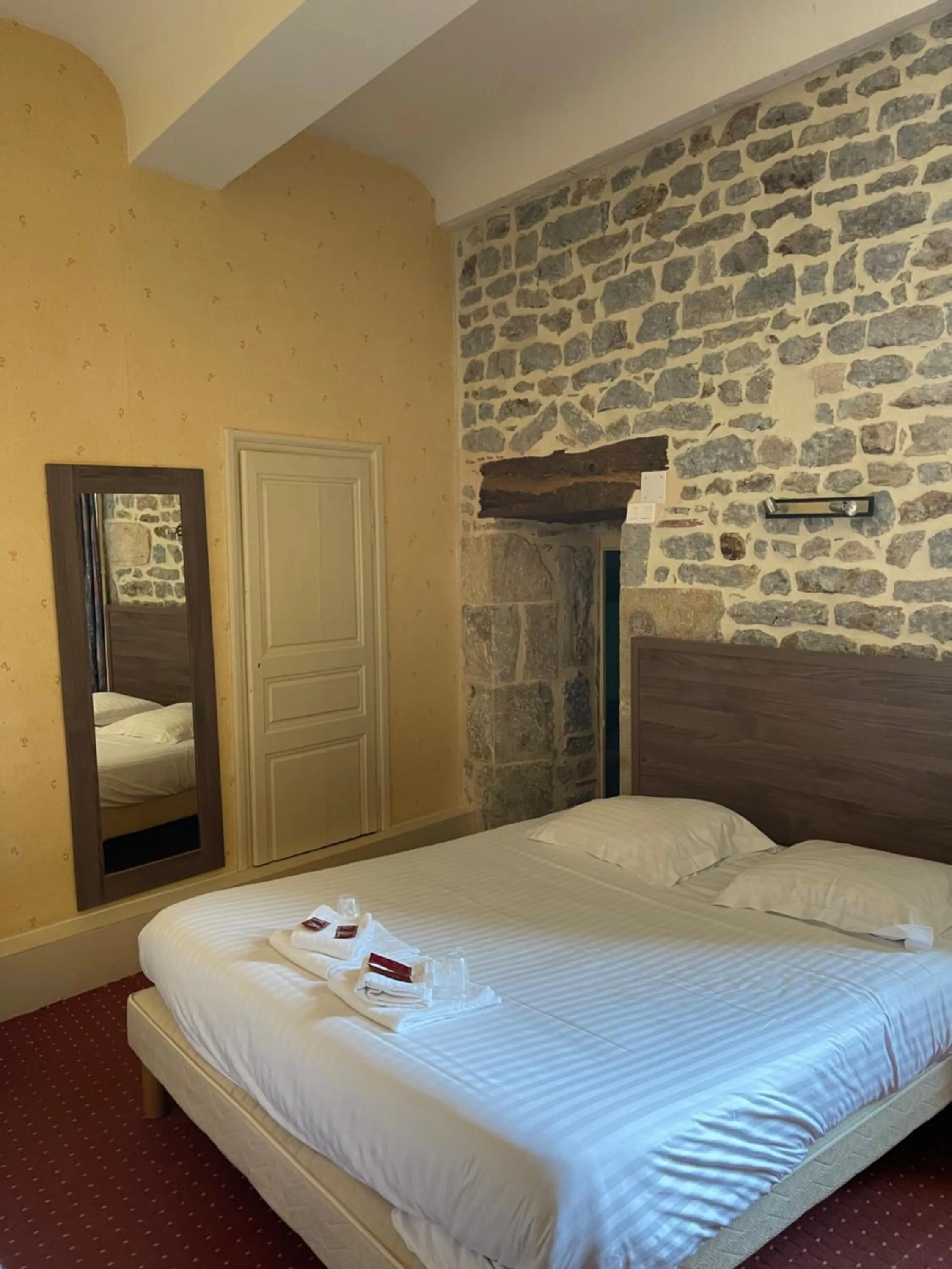 Bed in Hôtel du Commerce