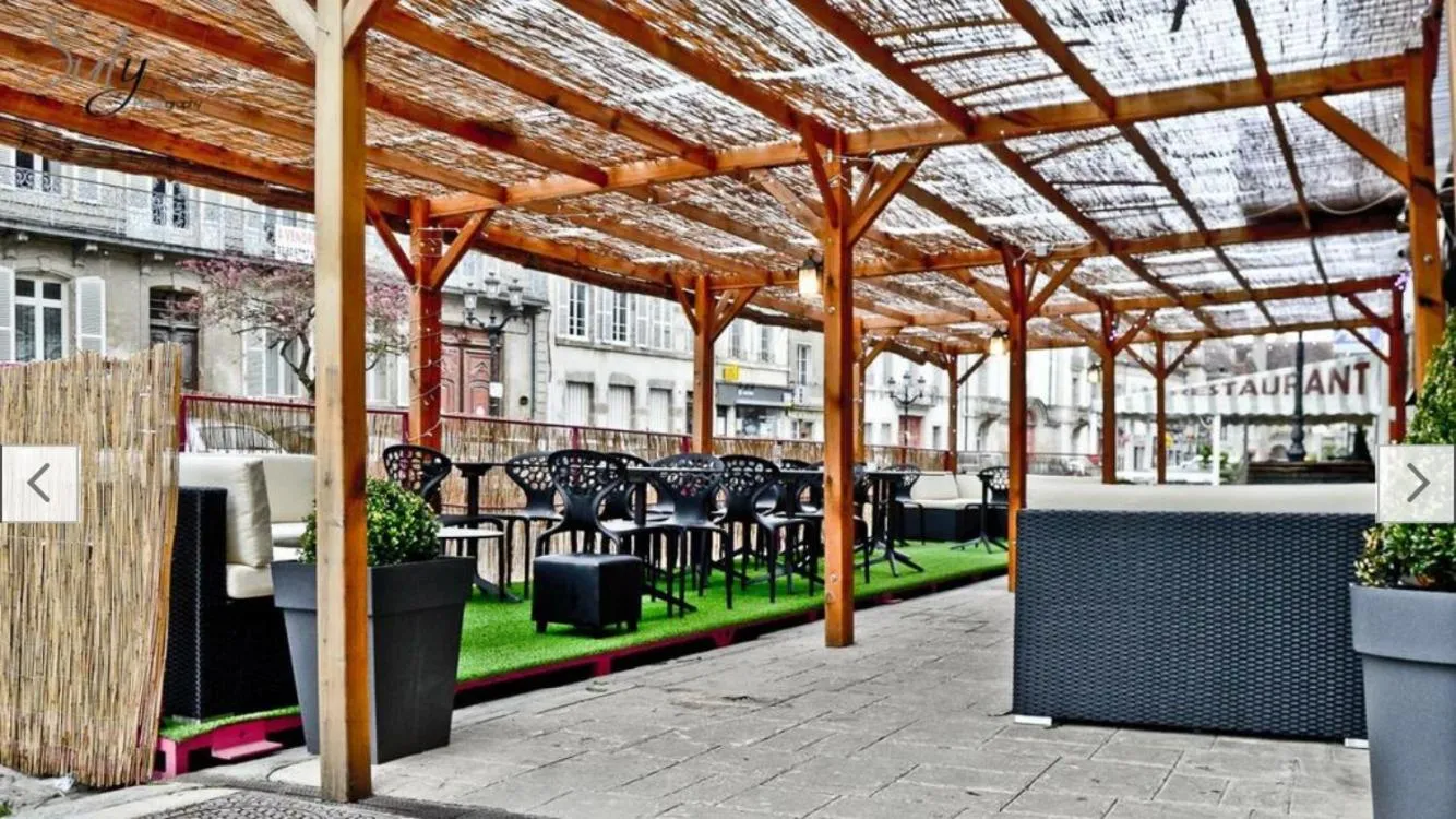 Patio in Hôtel du Commerce