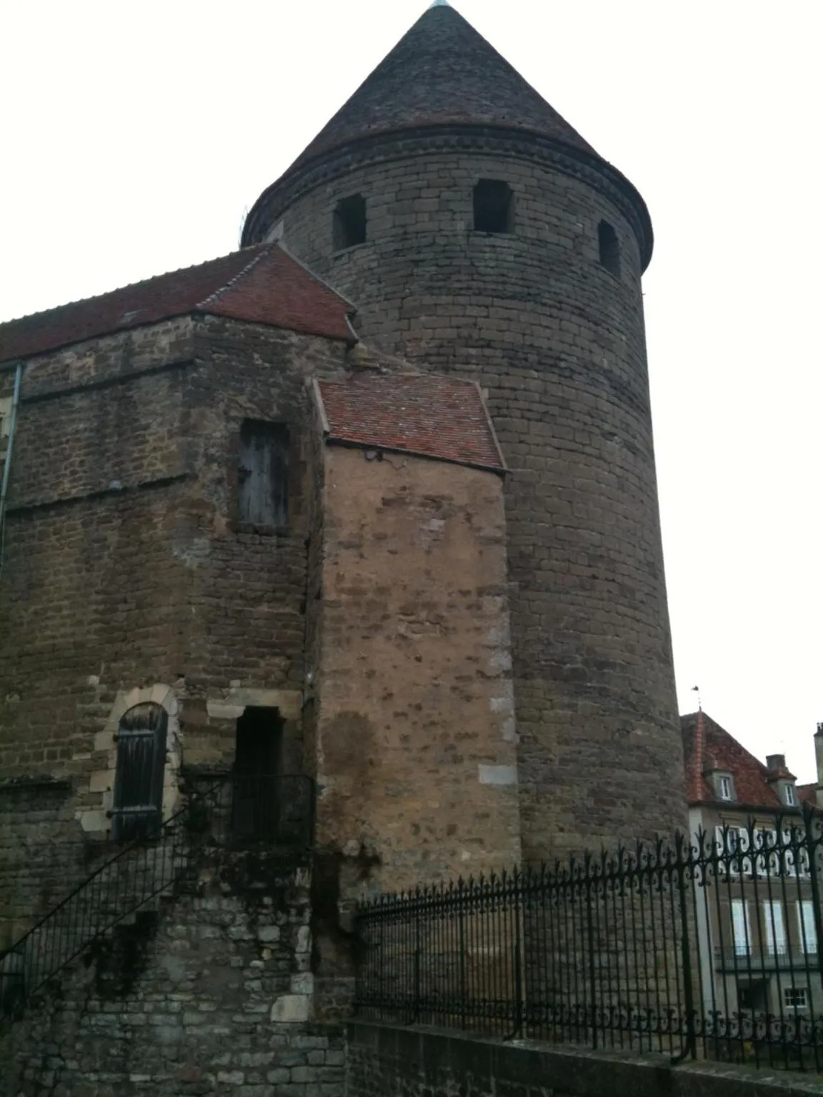 Nearby landmark in Hôtel du Commerce
