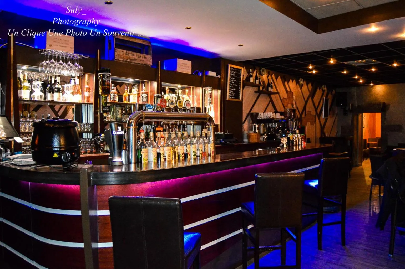 Text overlay in Hôtel du Commerce