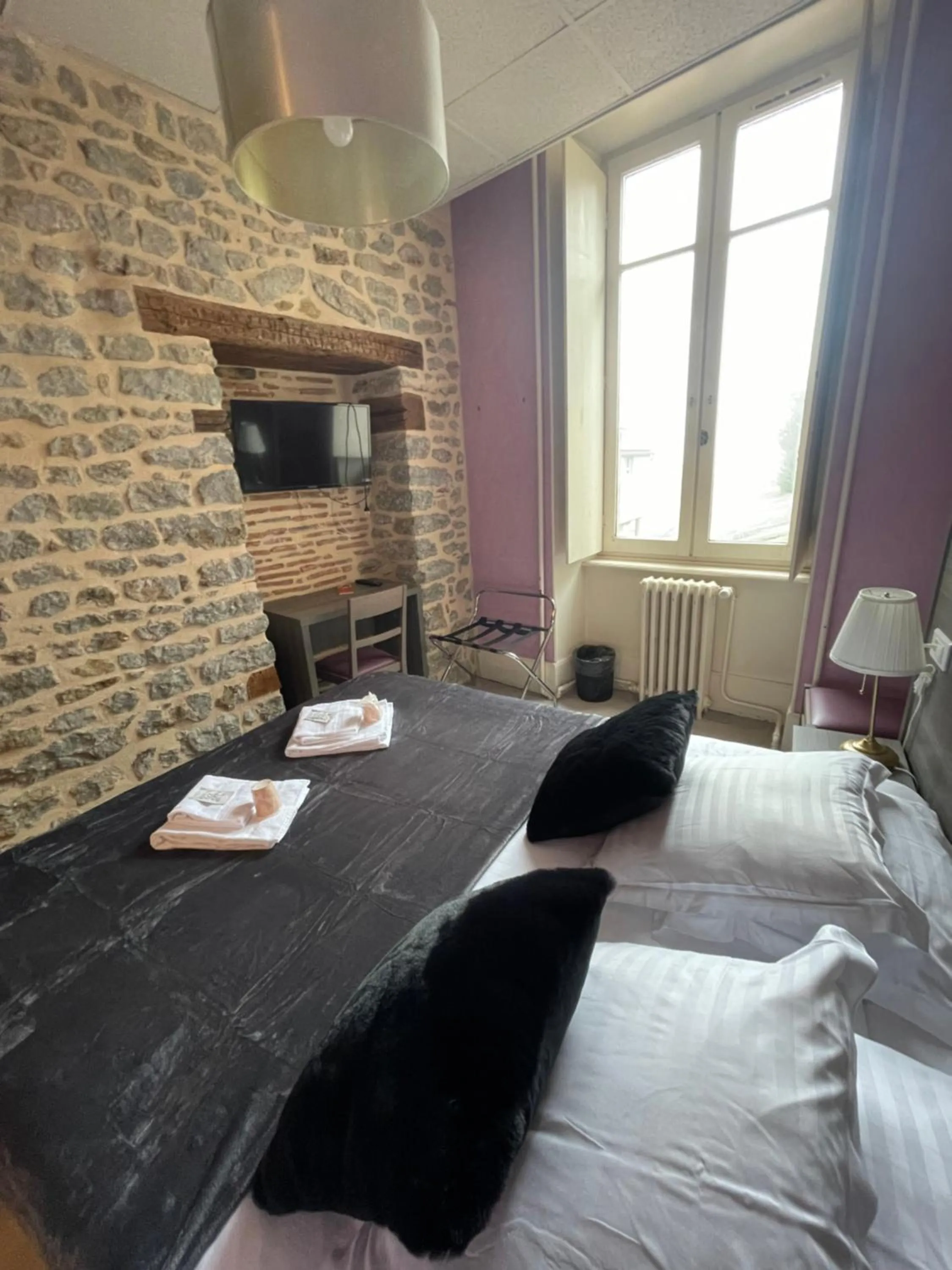 Bed in Hôtel du Commerce