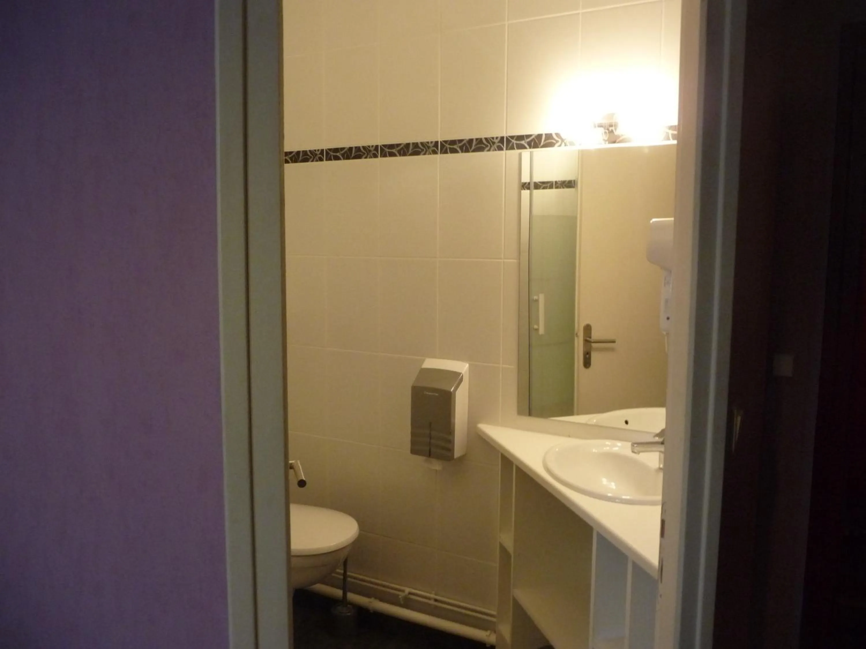 Bathroom in Hôtel du Commerce