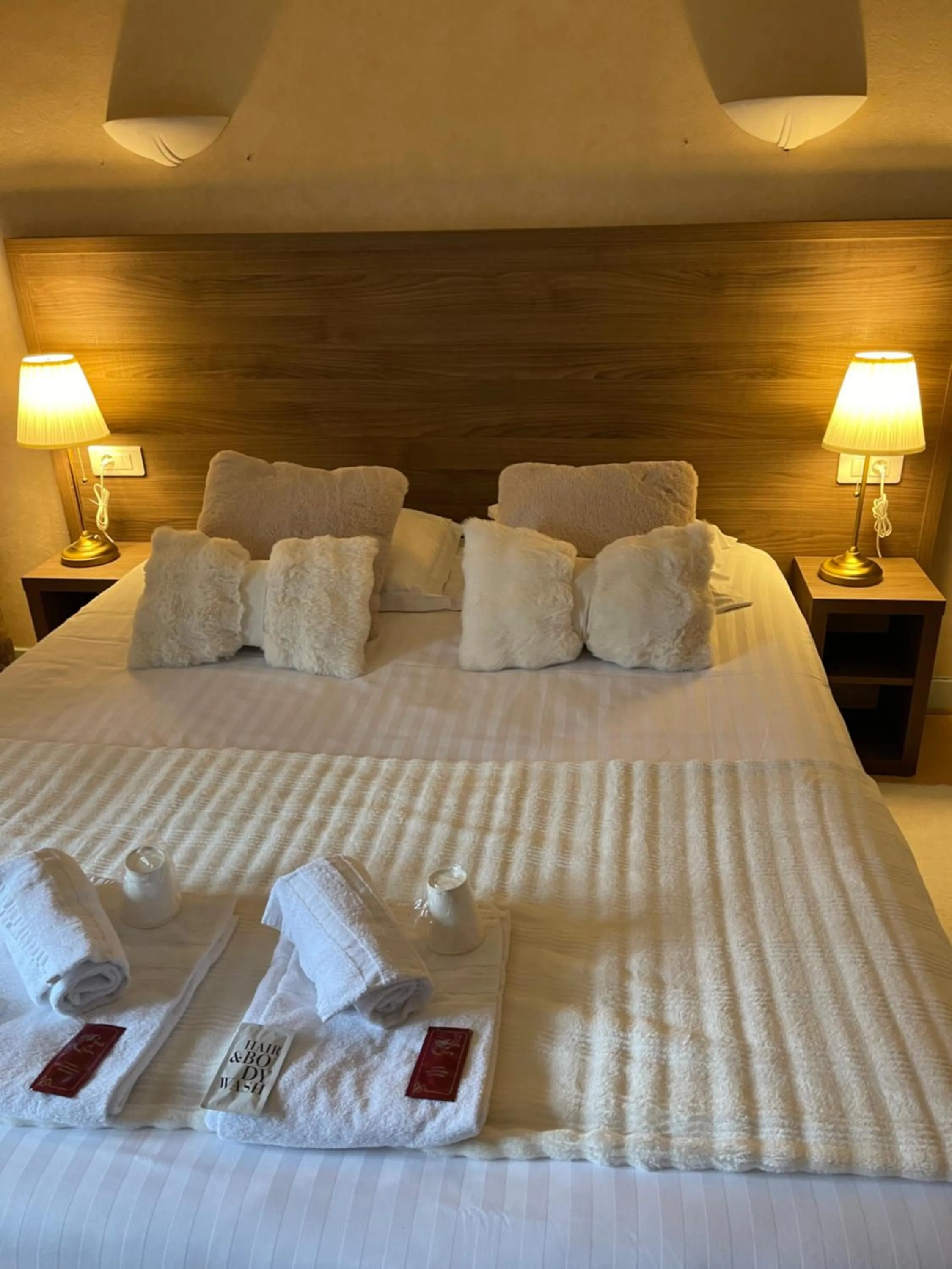 Bedroom, Bed in Hôtel du Commerce