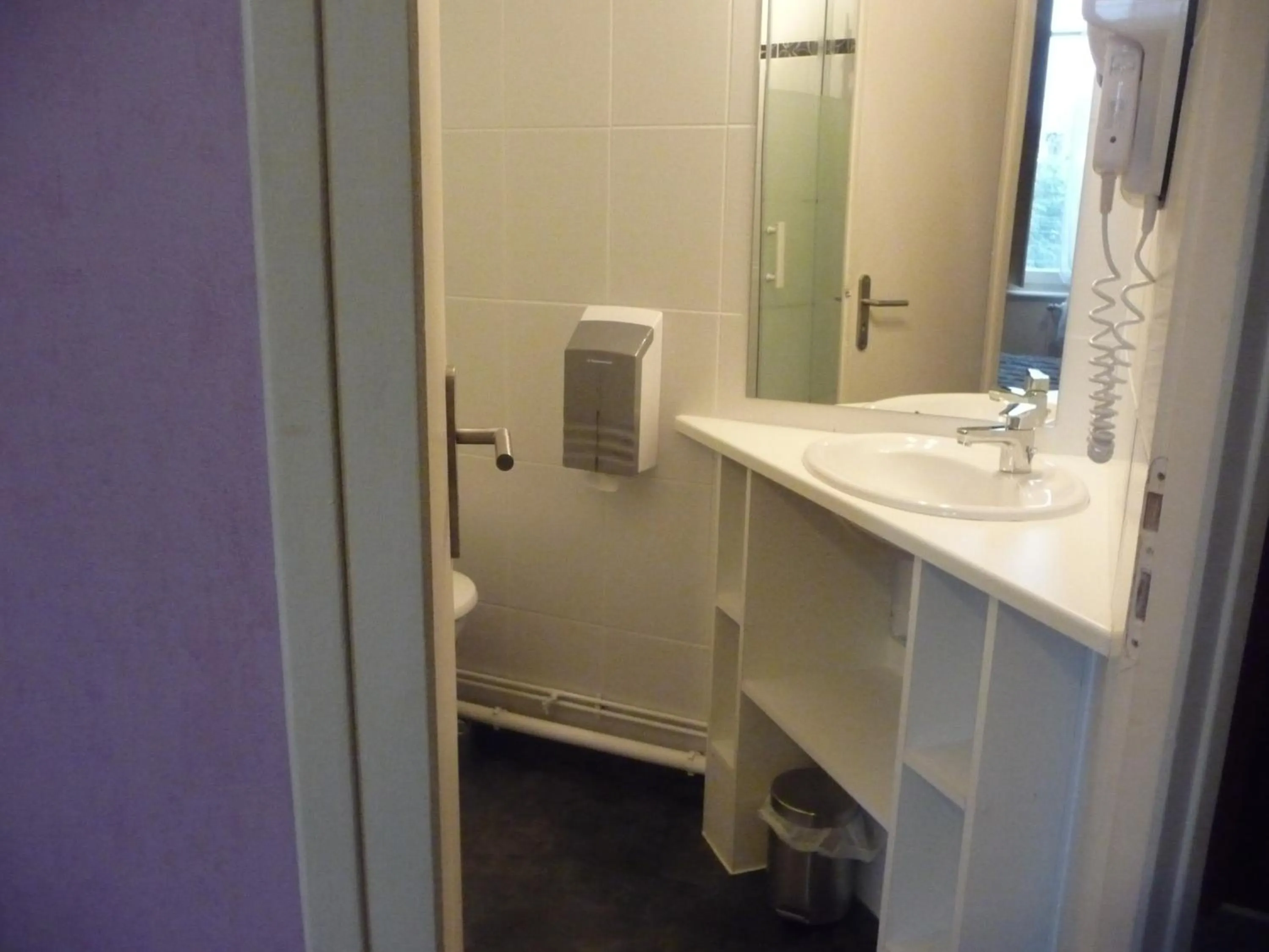 Bathroom in Hôtel du Commerce