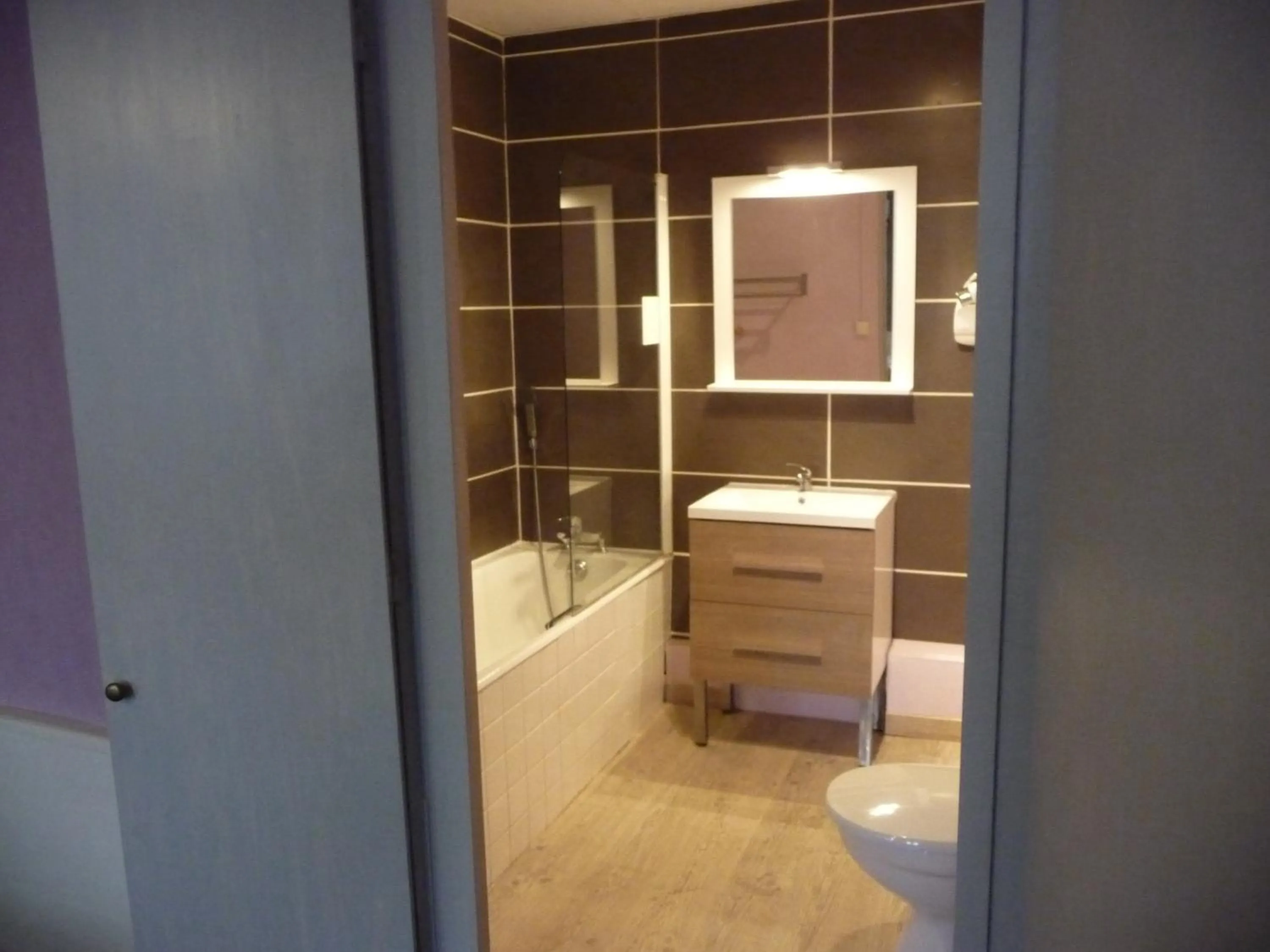 Bathroom in Hôtel du Commerce