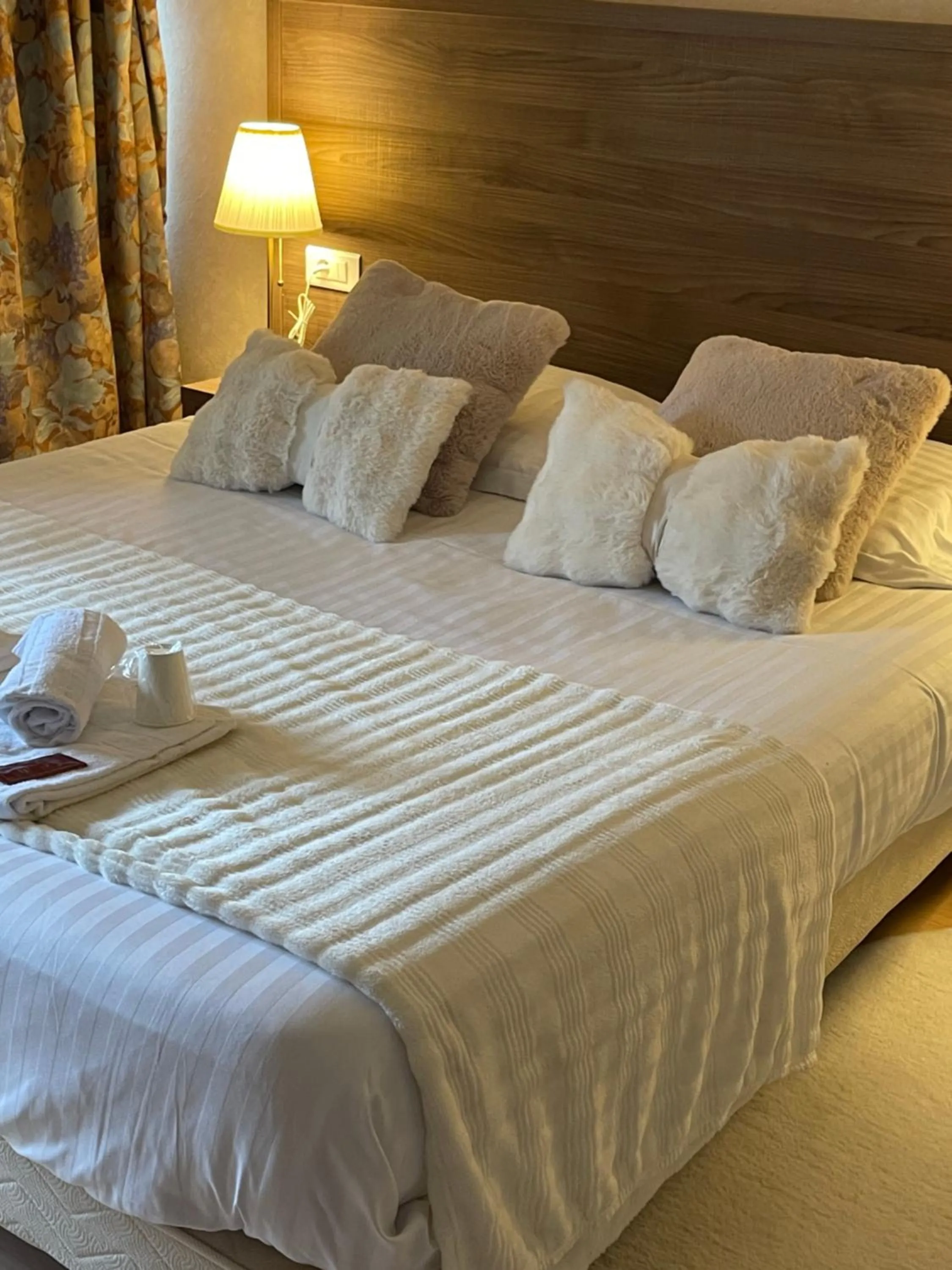 Bedroom, Bed in Hôtel du Commerce