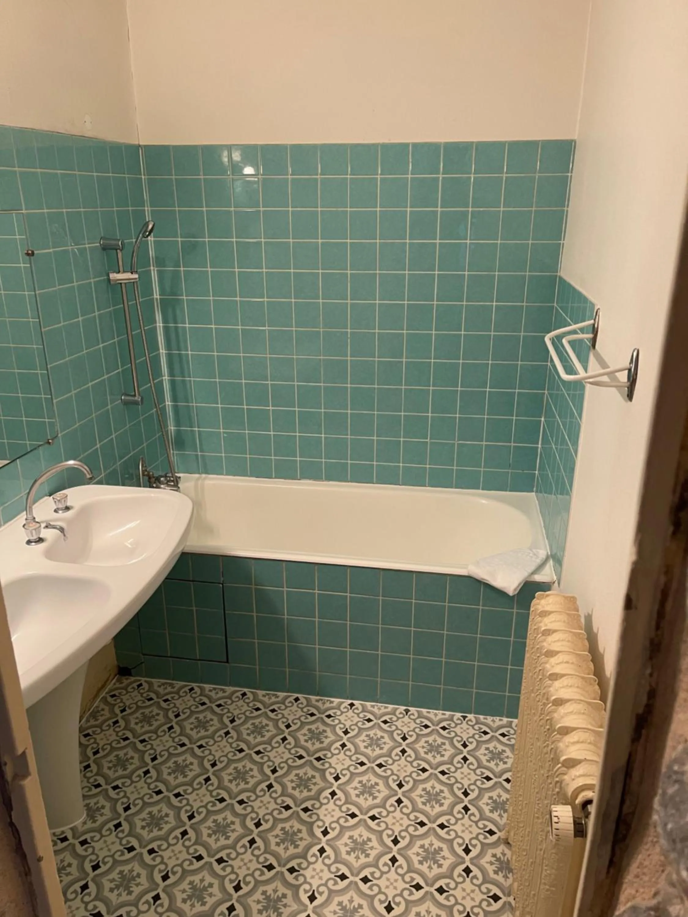 Bathroom in Hôtel du Commerce