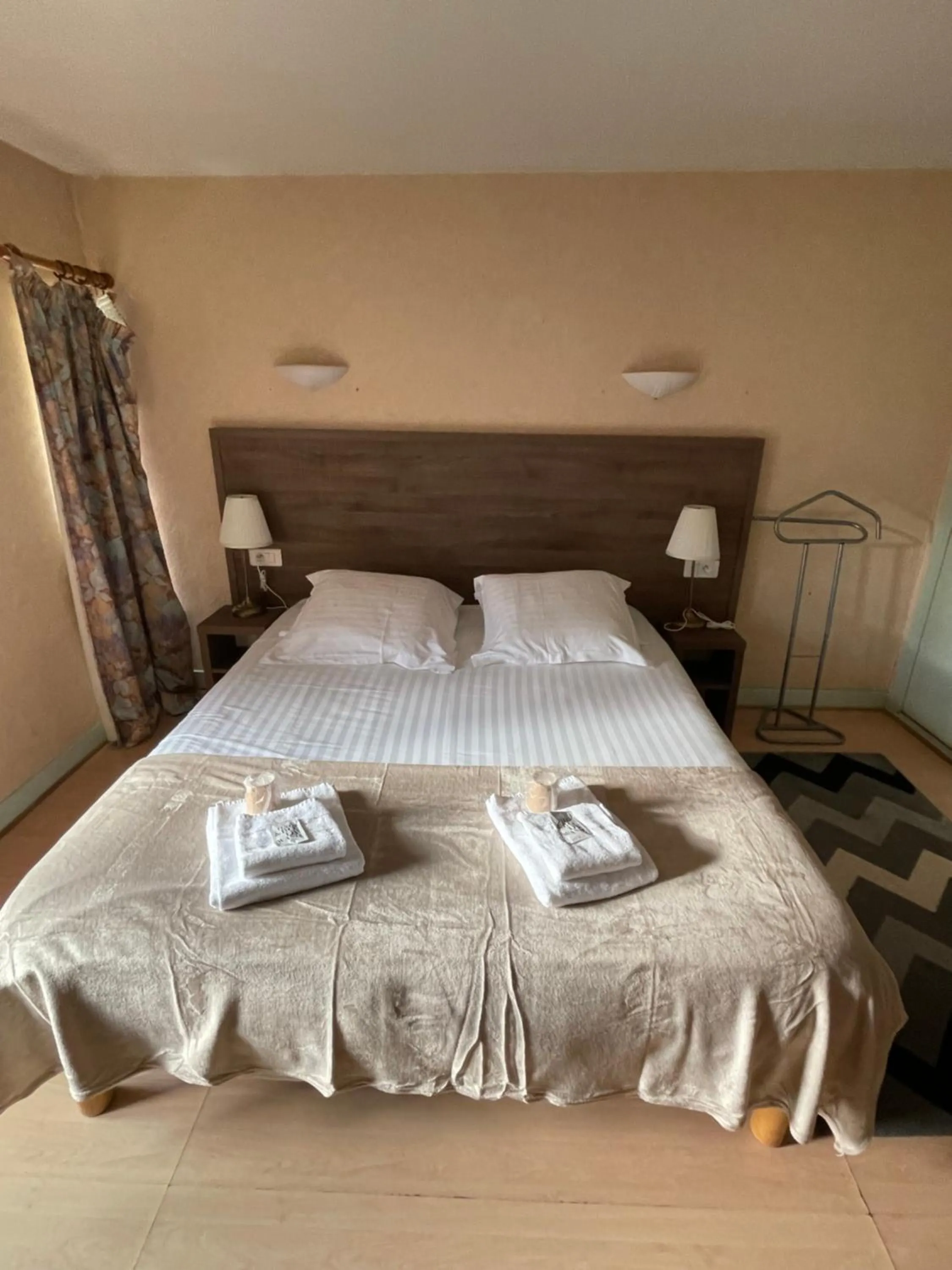 Bed in Hôtel du Commerce