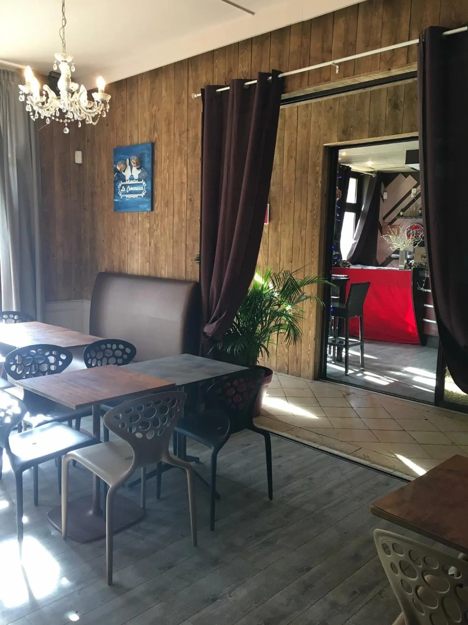 Property building in Hôtel du Commerce