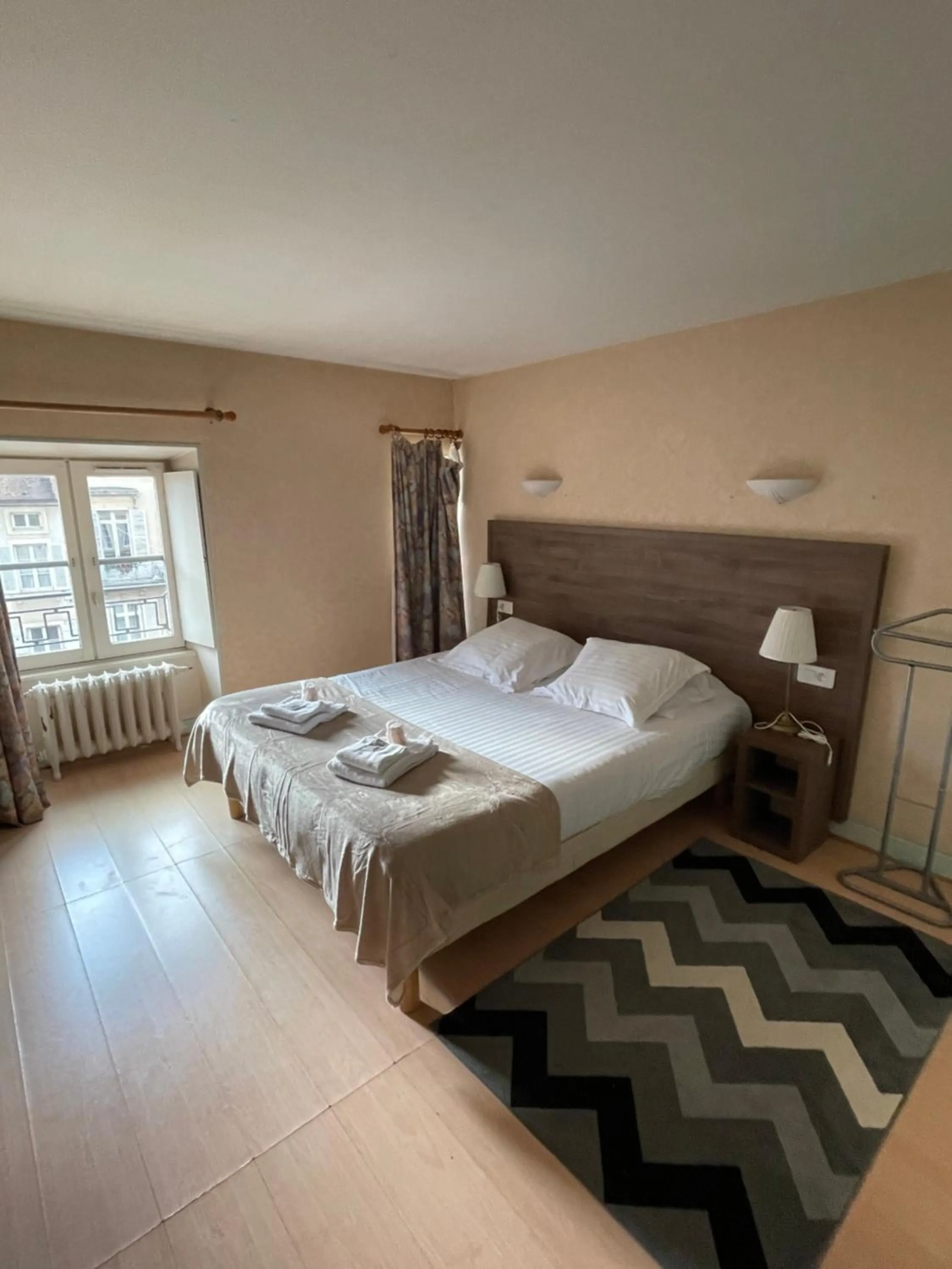 Bed in Hôtel du Commerce