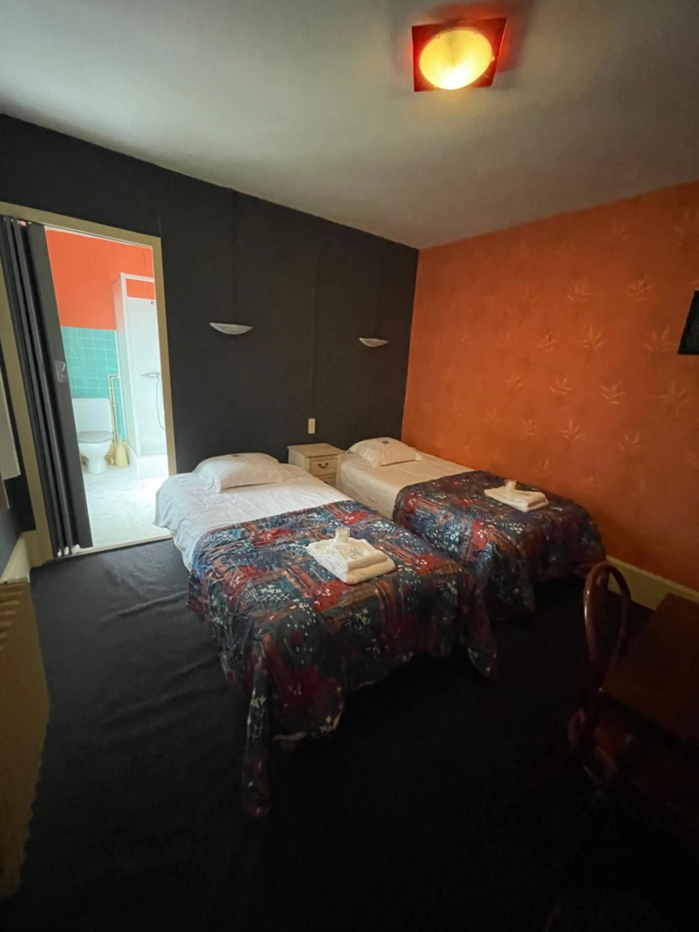 Bedroom, Bed in Hôtel du Commerce