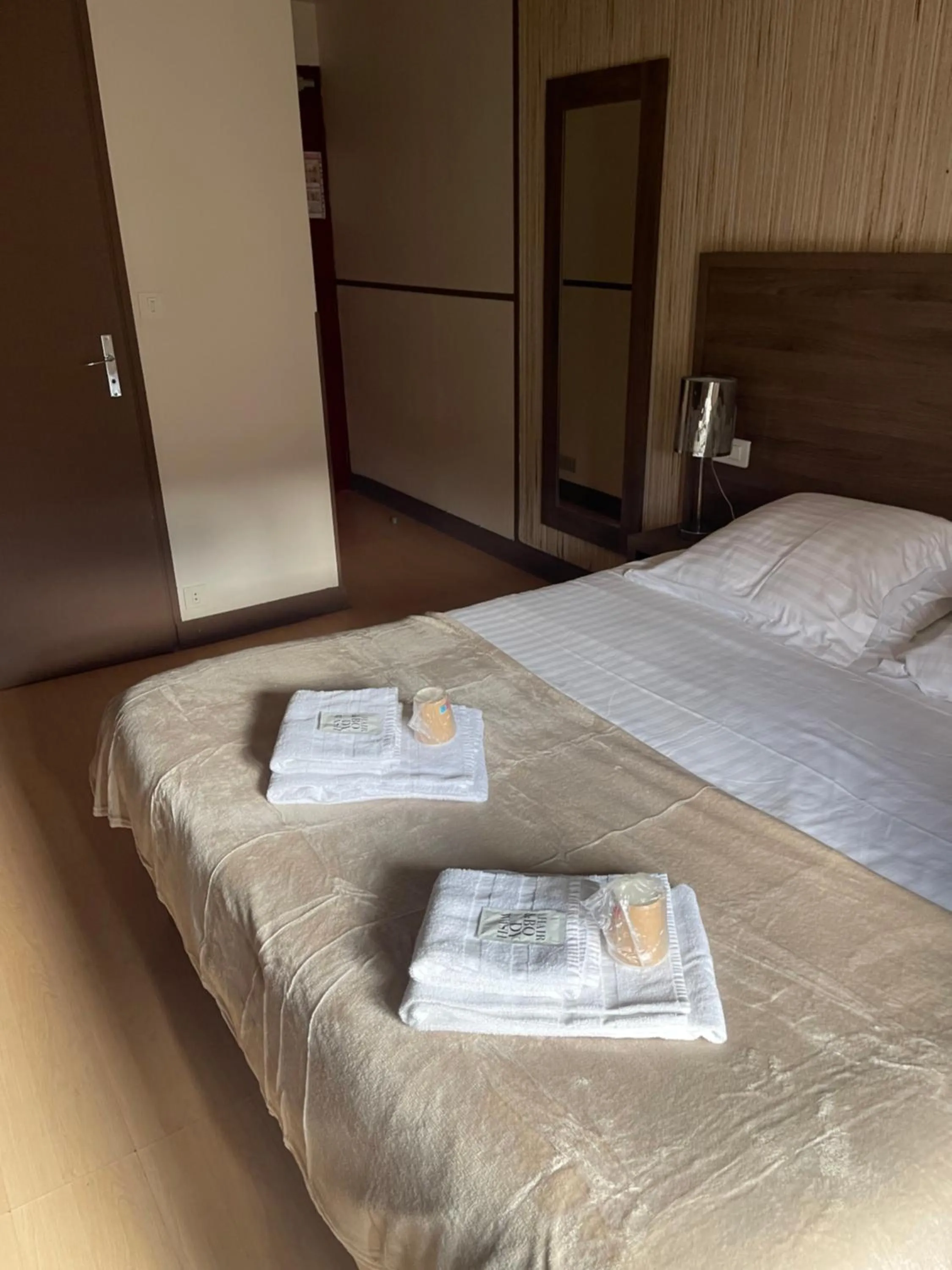 Bed in Hôtel du Commerce